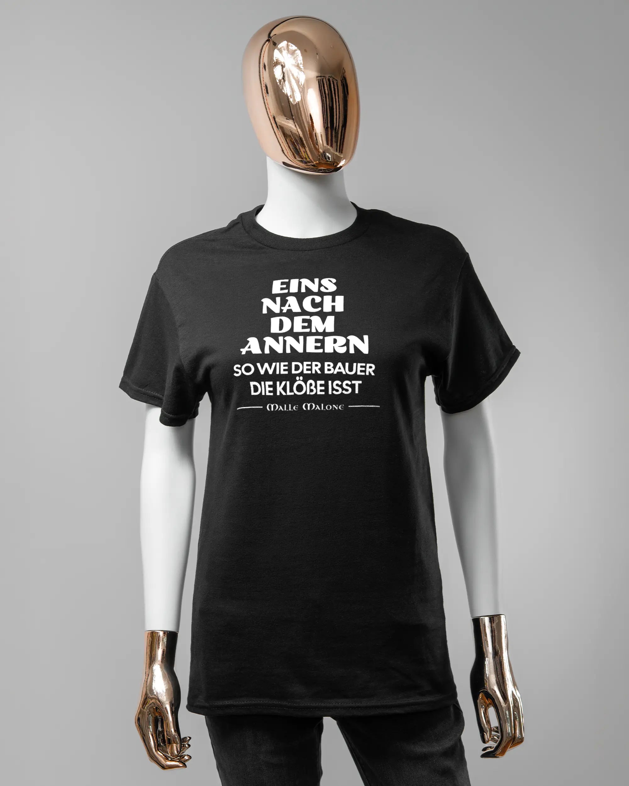 Vorderseite des Basic Unisex T-Shirt Regular von Maondo mit dem Design Eins nach dem Annern in der Farbe Black und in der Größe S getragen von einer femininen Puppe