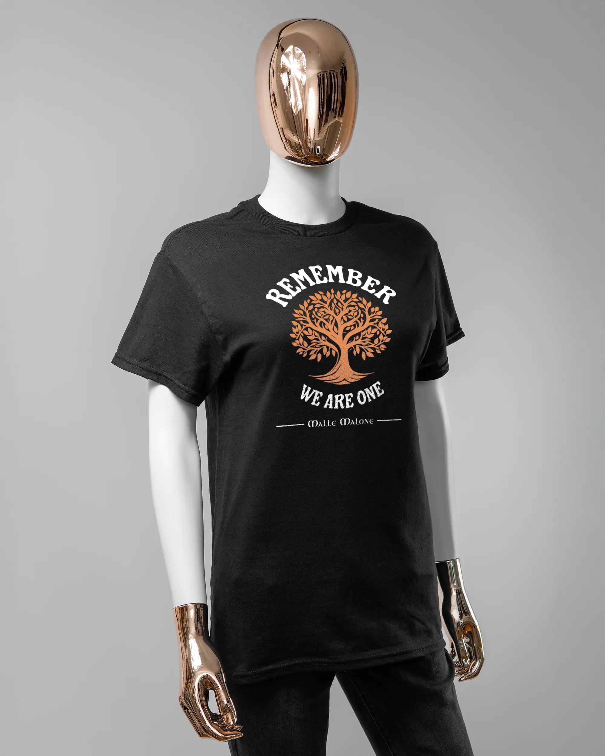 Vorderseite des Basic Unisex T-Shirt Regular von Maondo mit dem Design We are one in der Farbe Black und in der Größe S getragen von einer femininen Puppe