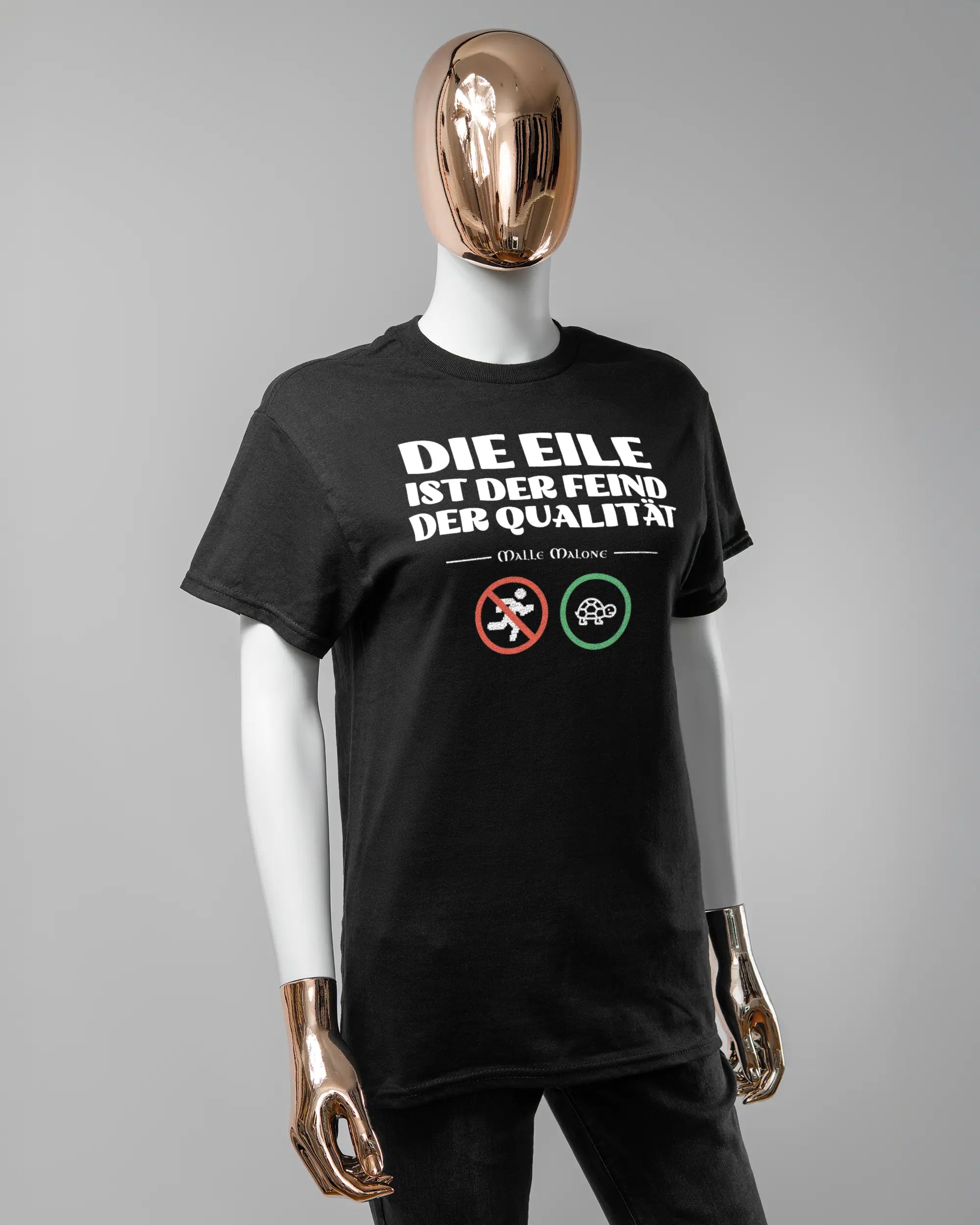 Vorderseite des Basic Unisex T-Shirt Regular von Maondo mit dem Design Keine Eile in der Farbe Black und in der Größe S getragen von einer femininen Puppe