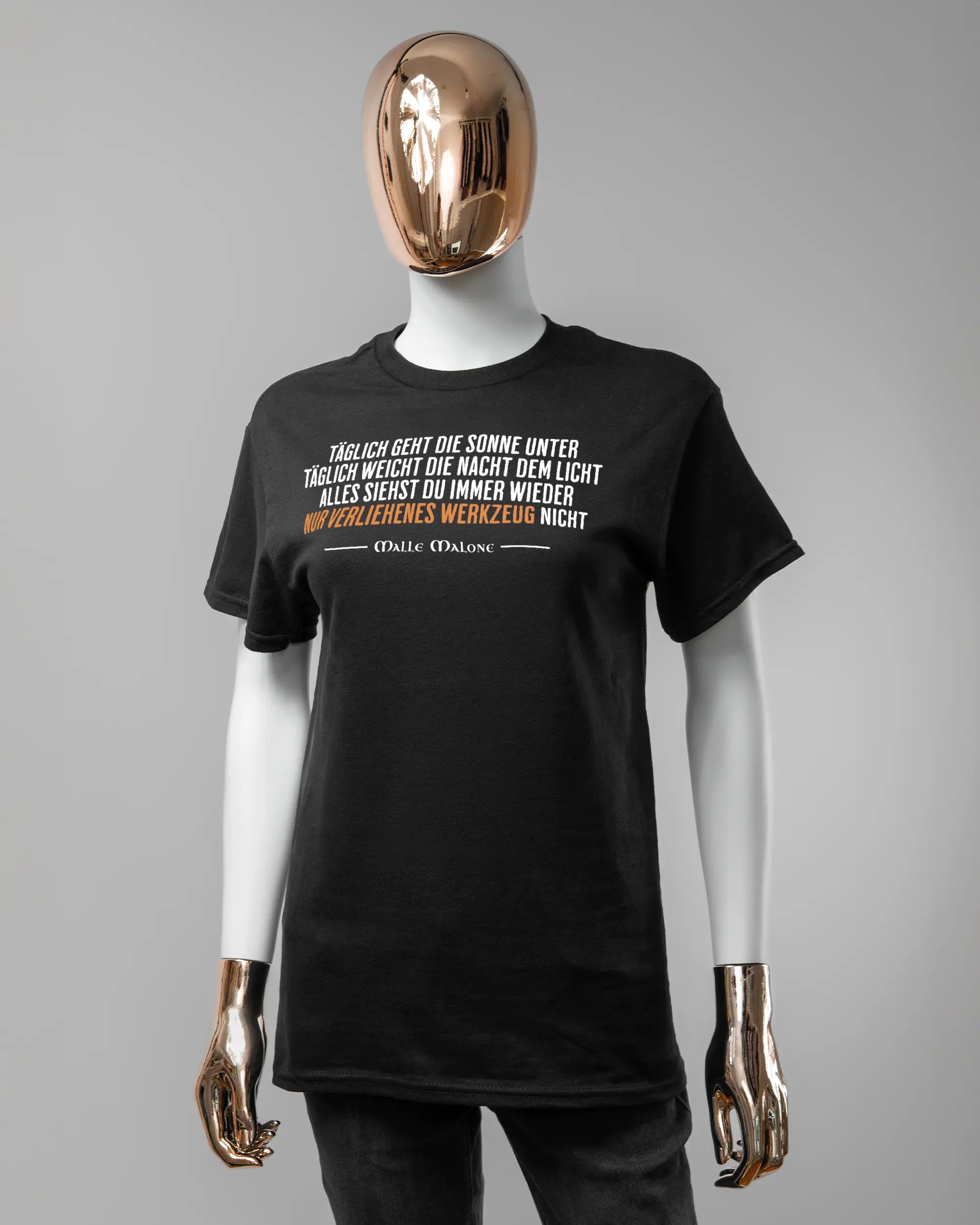 Vorderseite des Basic Unisex T-Shirt Regular von Maondo mit dem Design Wegzeug in der Farbe Black und in der Größe S getragen von einer femininen Puppe