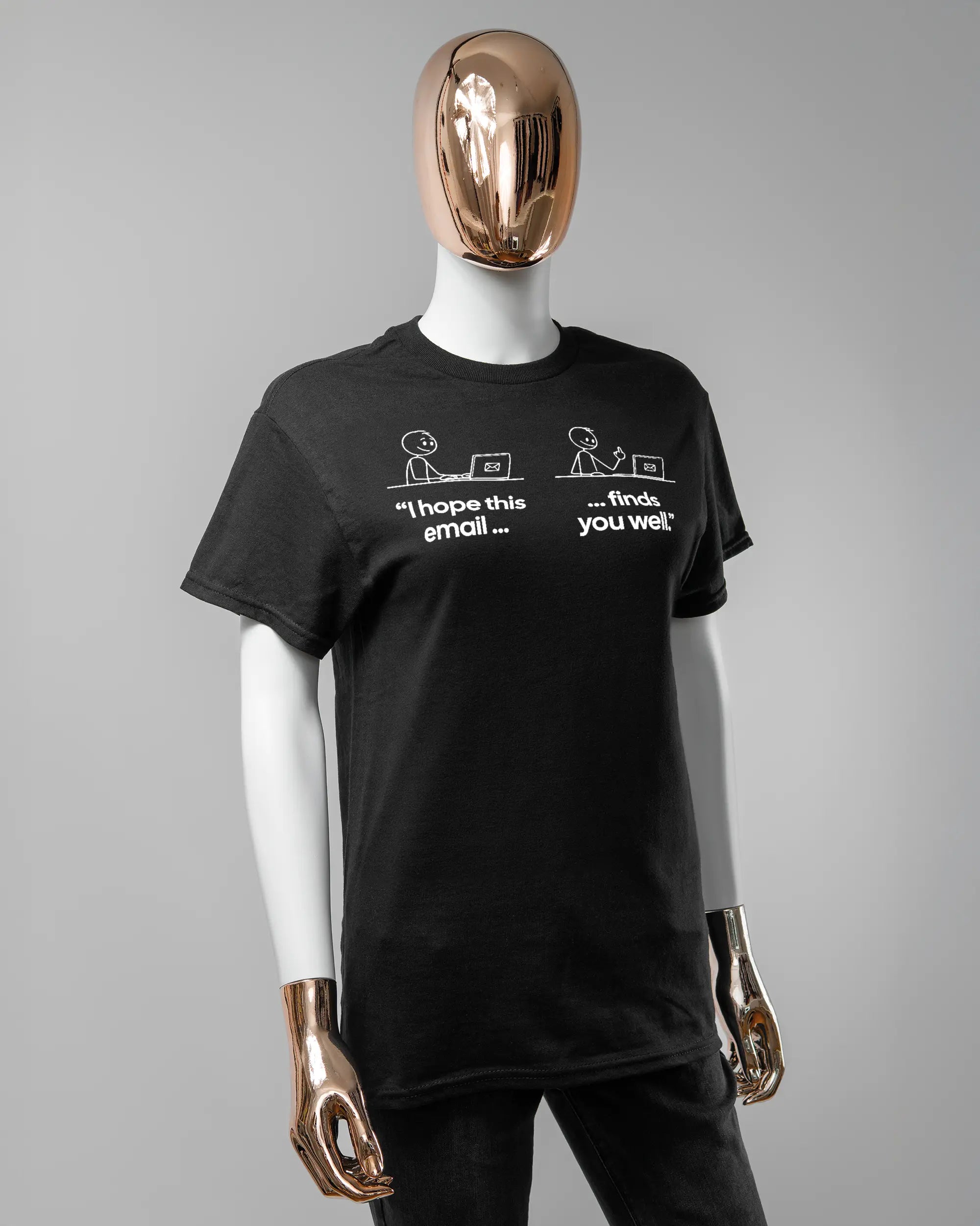 Vorderseite des Basic Unisex T-Shirt Regular von Maondo mit dem Design Found me not well in der Farbe Black und in der Größe S getragen von einer femininen Puppe