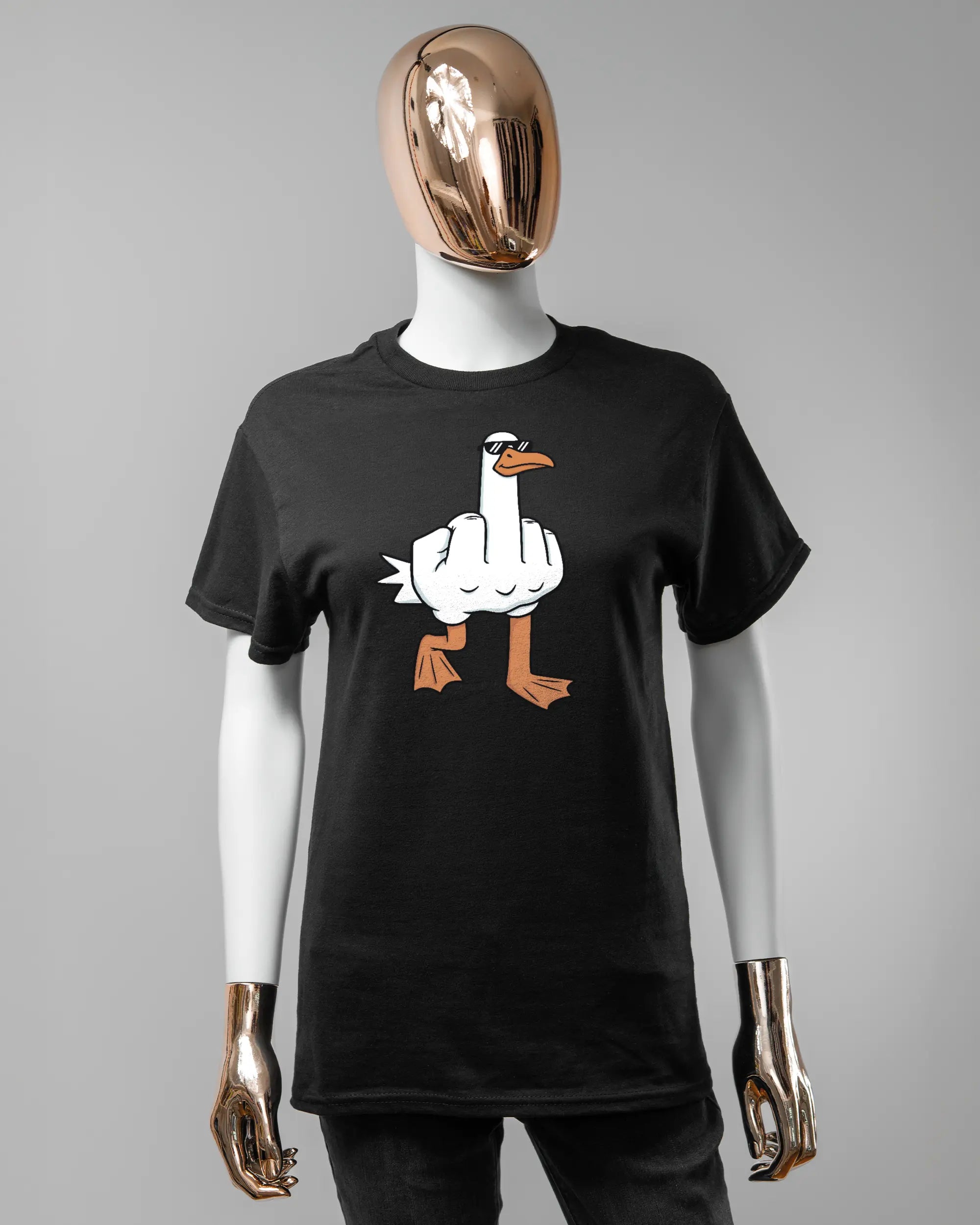 Vorderseite des Basic Unisex T-Shirt Regular von Maondo mit dem Design I give a duck in der Farbe Black und in der Größe S getragen von einer femininen Puppe
