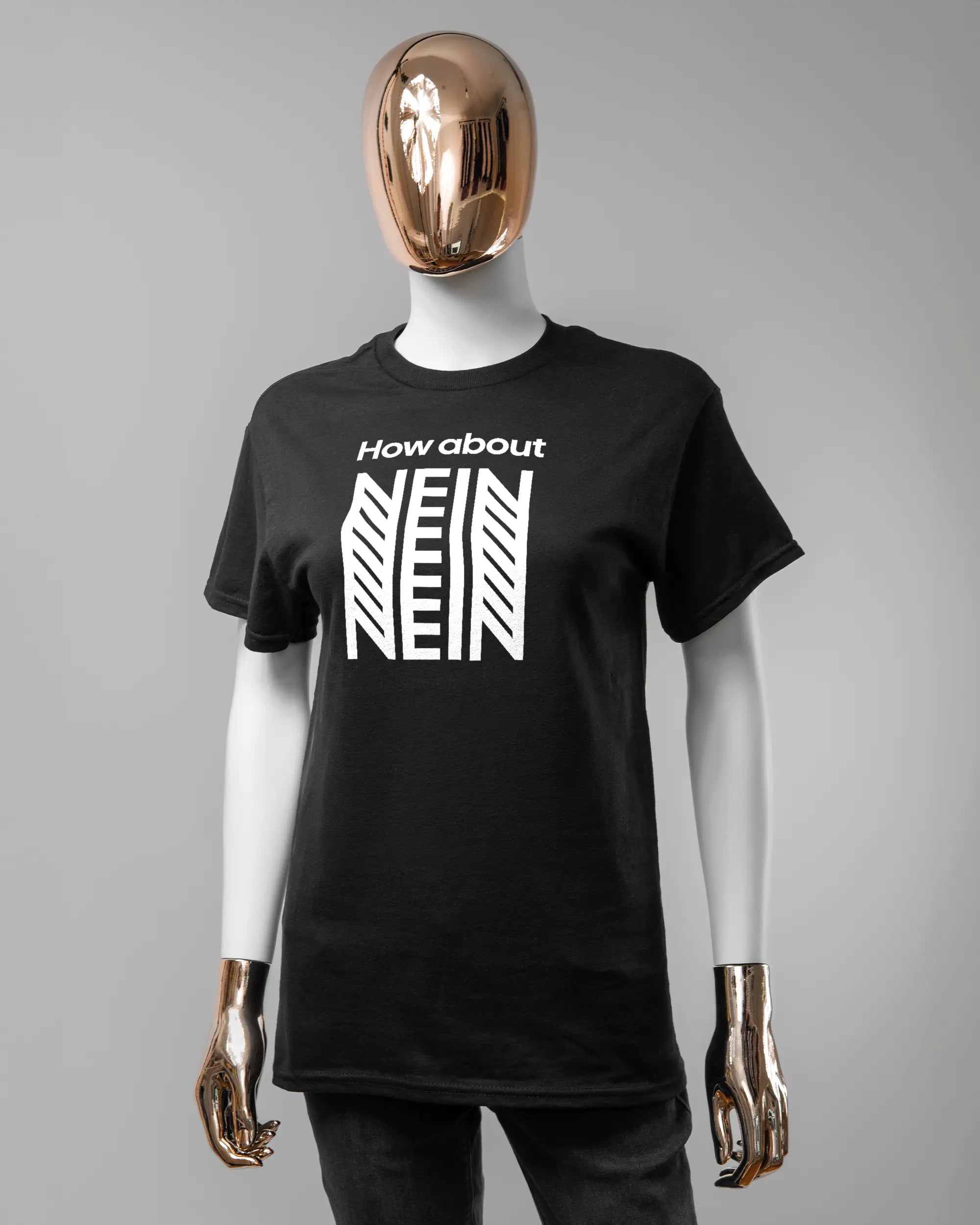 Vorderseite des Basic Unisex T-Shirt Regular von Maondo mit dem Design How about nein in der Farbe Black und in der Größe S getragen von einer femininen Puppe