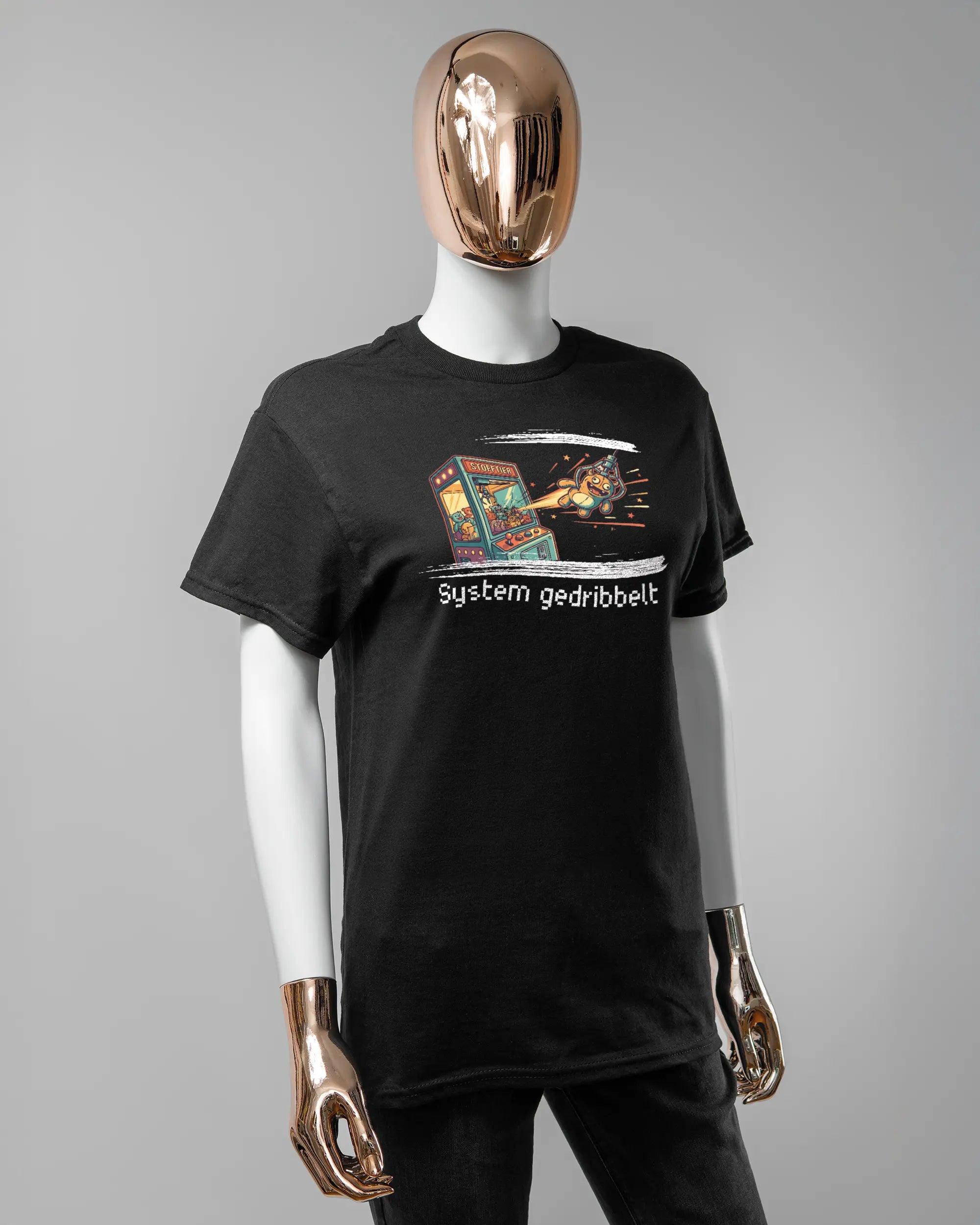 Vorderseite des Basic Unisex T-Shirt Regular von Maondo mit dem Design System gedribbelt in der Farbe Black und in der Größe S getragen von einer femininen Puppe