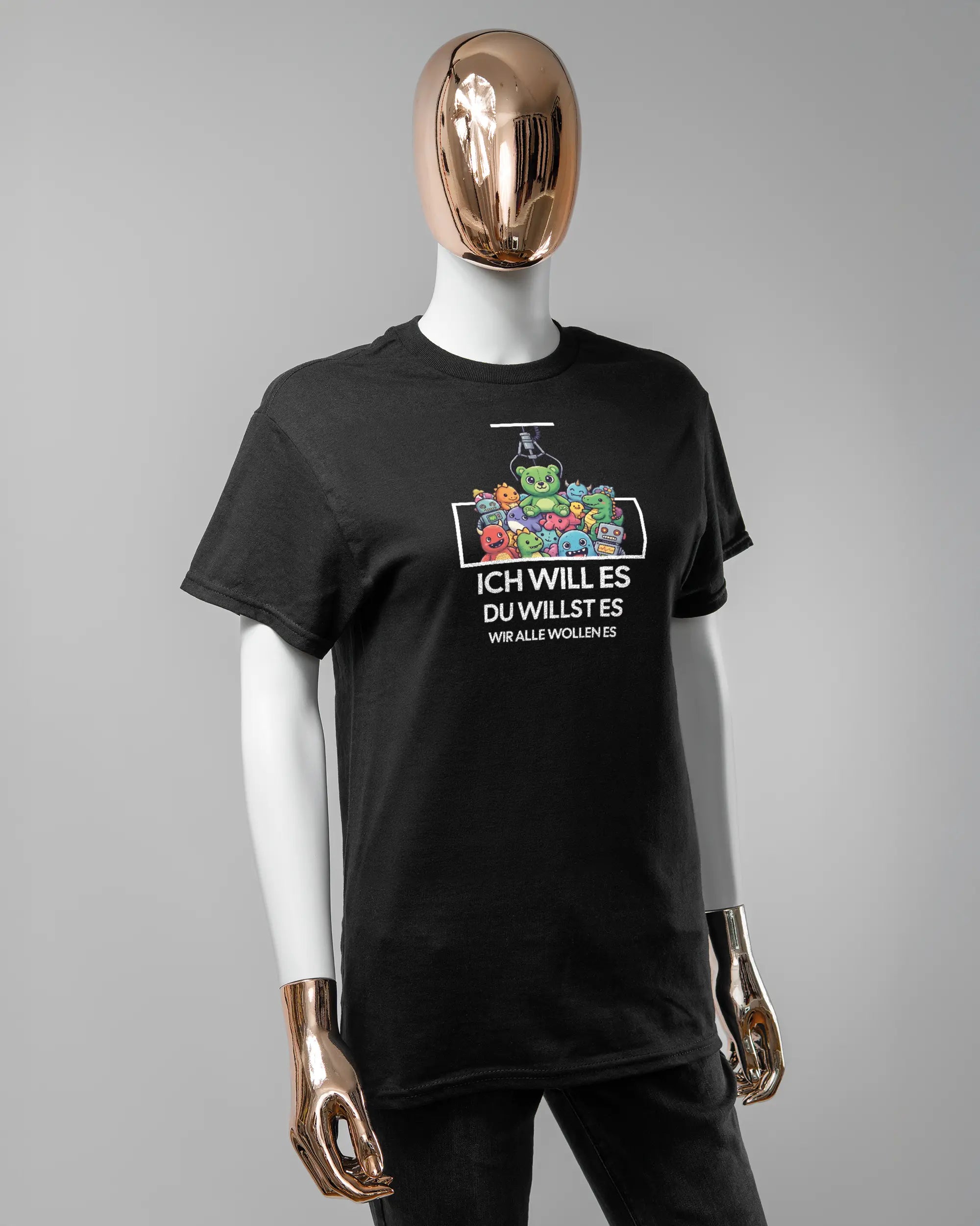 Vorderseite des Basic Unisex T-Shirt Regular von Maondo mit dem Design Will Stofftier in der Farbe Black und in der Größe S getragen von einer femininen Puppe