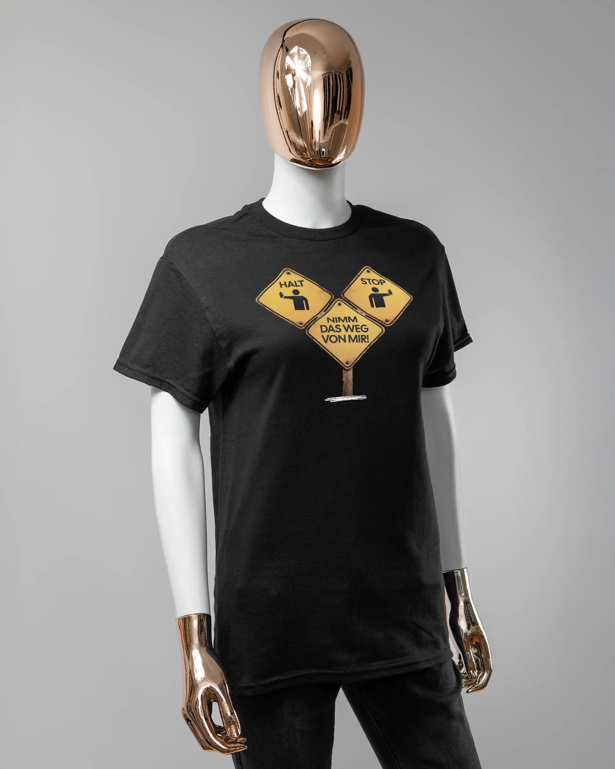 Vorderseite des Basic Unisex T-Shirt Regular von Maondo mit dem Design Schutzschild in der Farbe Black und in der Größe S getragen von einer femininen Puppe