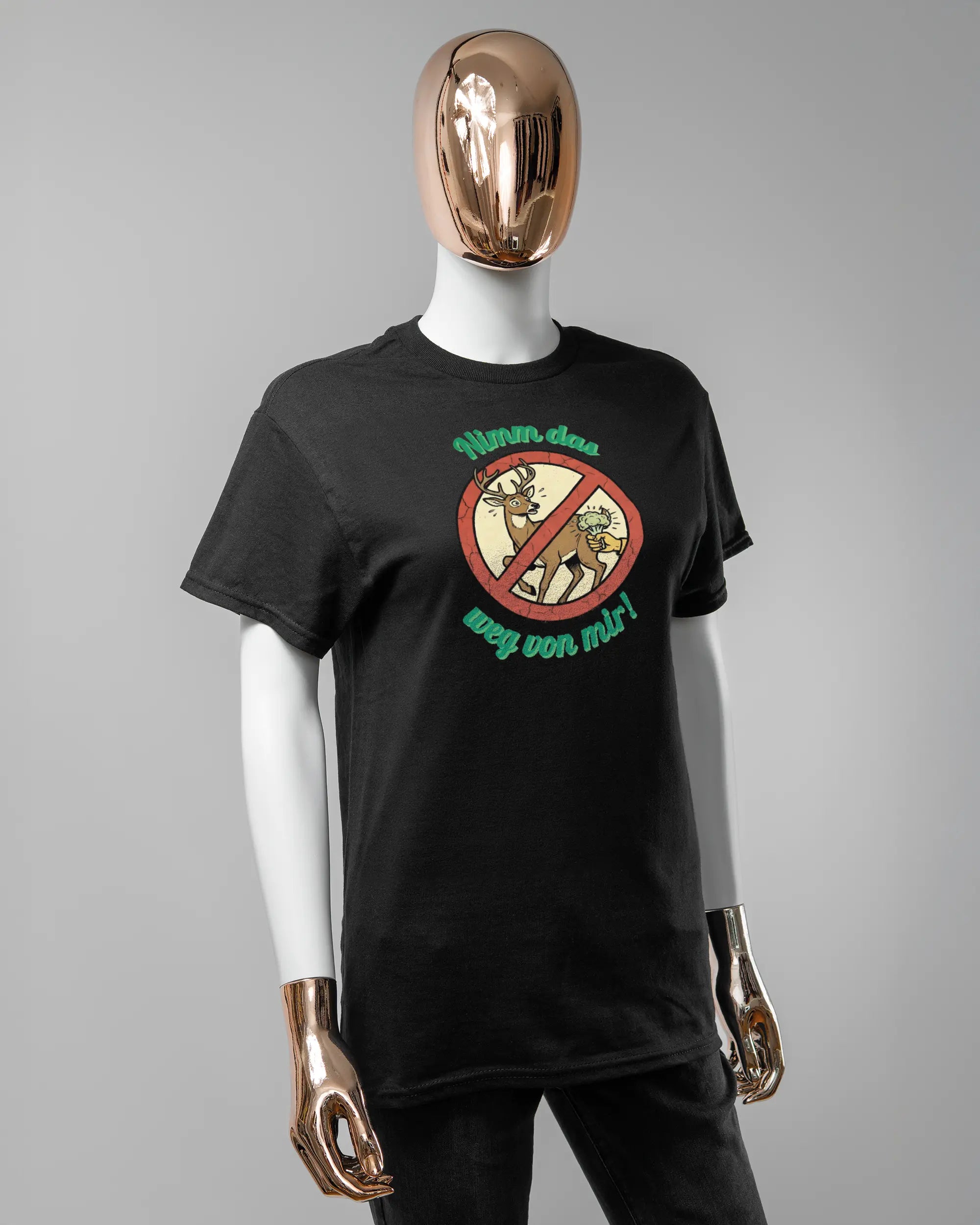 Vorderseite des Basic Unisex T-Shirt Regular von Maondo mit dem Design Reh weg in der Farbe Black und in der Größe S getragen von einer femininen Puppe