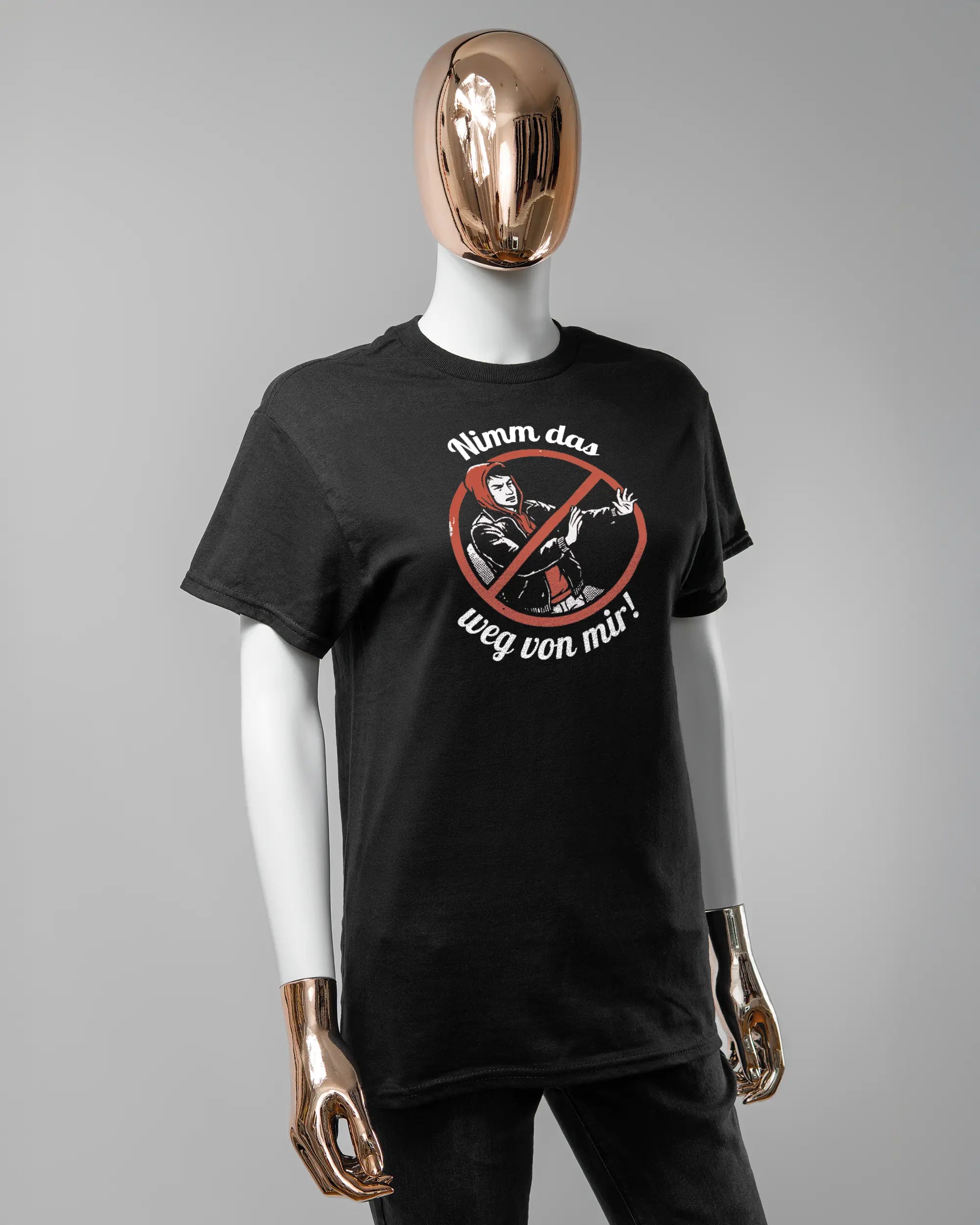 Vorderseite des Basic Unisex T-Shirt Regular von Maondo mit dem Design Nimm das weg in der Farbe Black und in der Größe S getragen von einer femininen Puppe