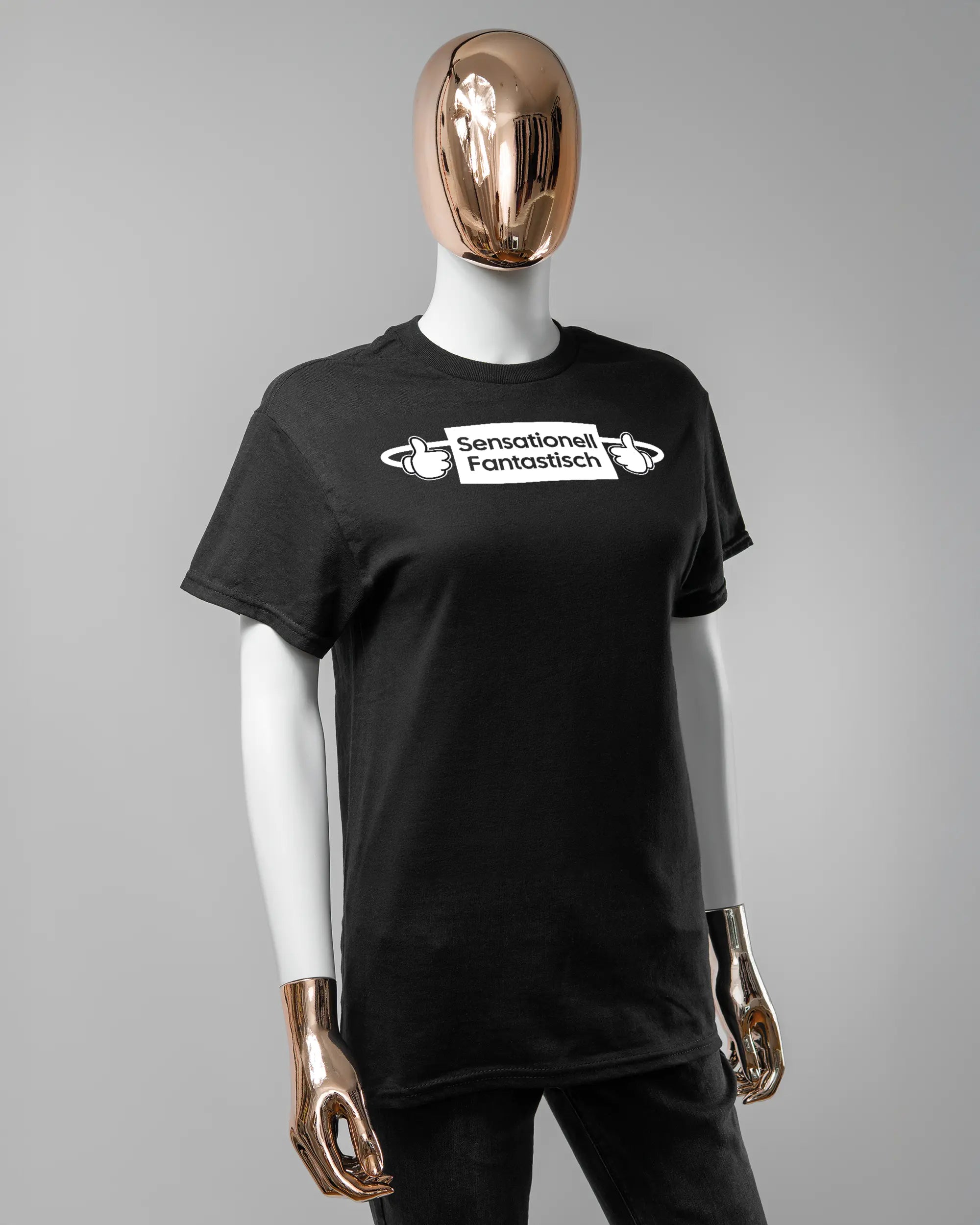 Vorderseite des Basic Unisex T-Shirt Regular von Maondo mit dem Design Fantastisch in der Farbe Black und in der Größe S getragen von einer femininen Puppe