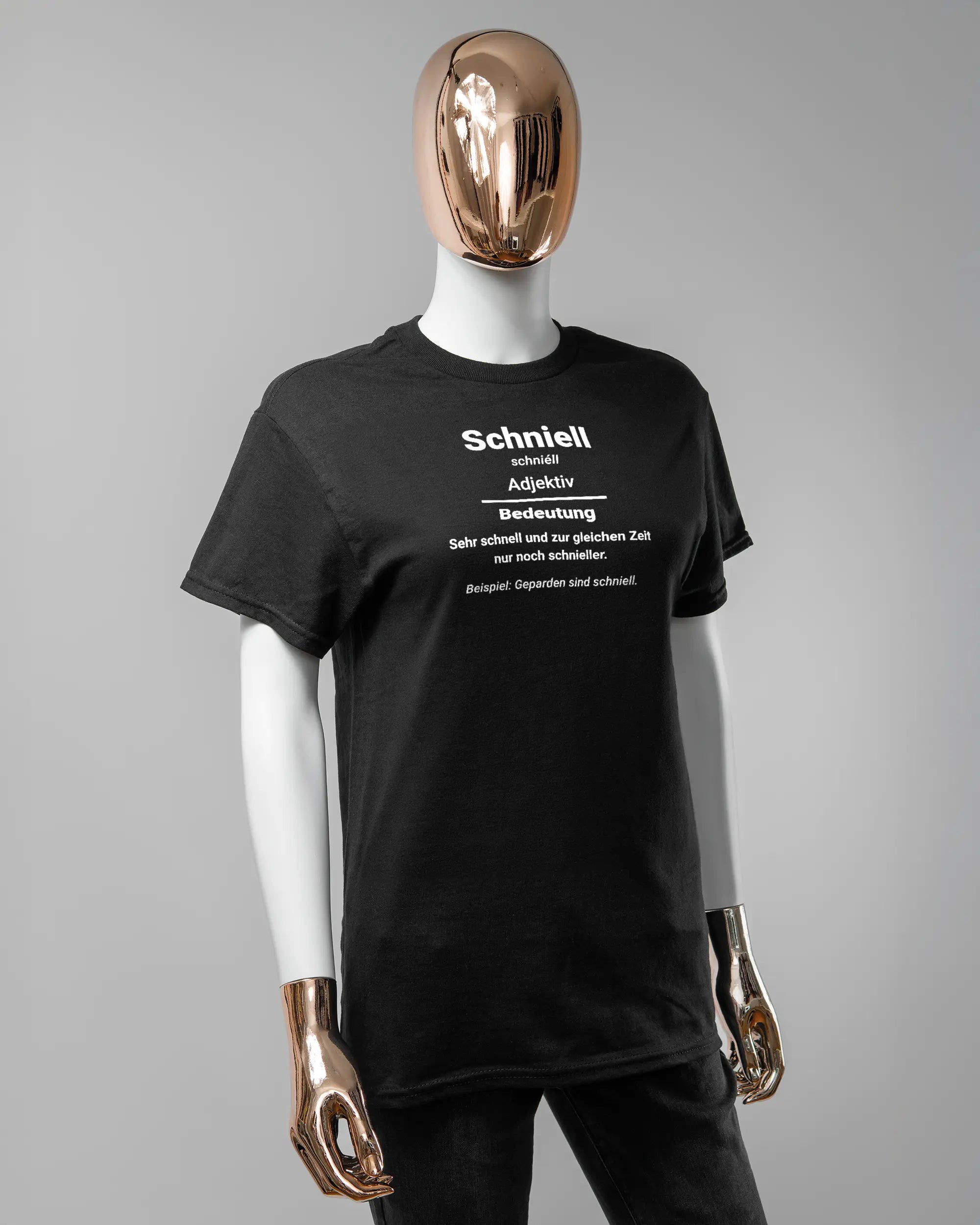 Vorderseite des Basic Unisex T-Shirt Regular von Maondo mit dem Design Schniell in der Farbe Black und in der Größe S getragen von einer femininen Puppe