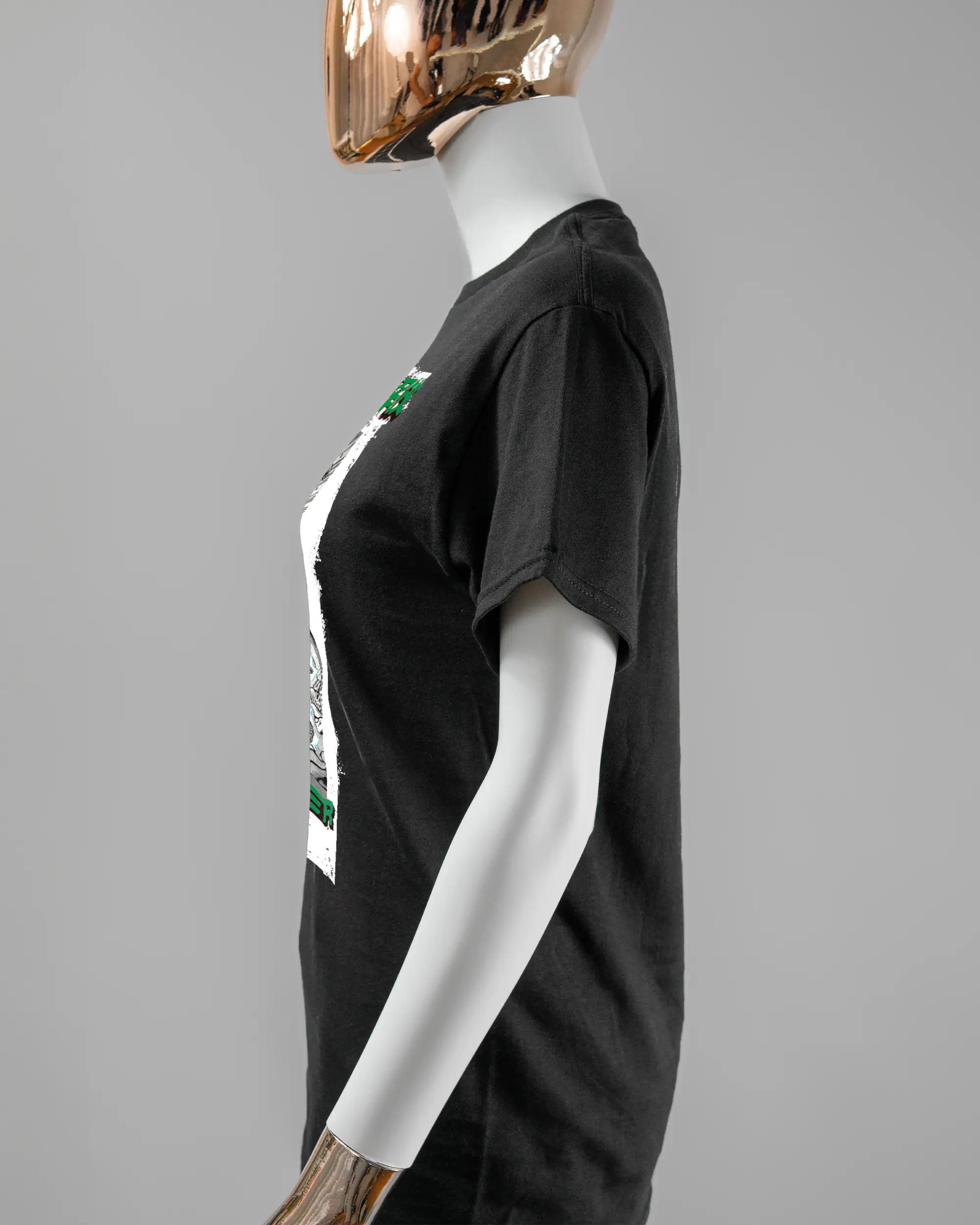 Seitenansicht des Basic Unisex T-Shirt Regular von Maondo mit dem Design Save 1 Stofftier vorne in der Farbe Black und in der Größe S getragen von einer femininen Puppe