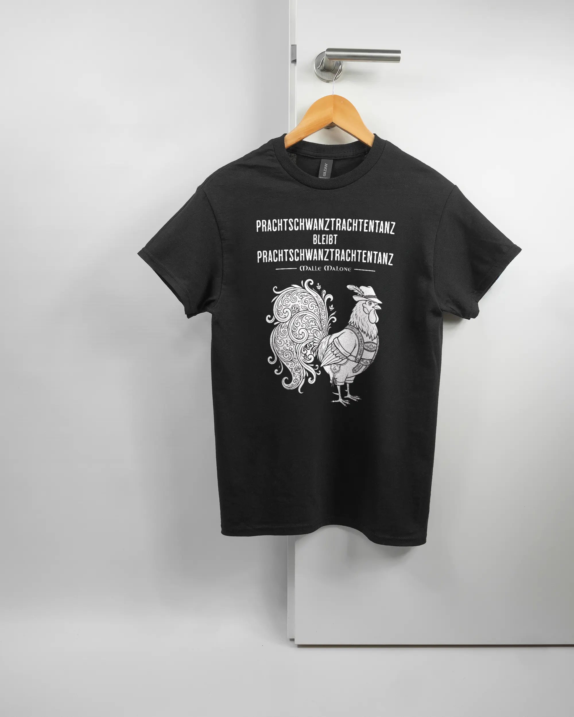 Vorderseite des Basic Unisex T-Shirt Regular von Maondo mit dem Design Trachtentanz in der Farbe Black und in der Größe S auf einem Bügel an der Türklinke aufgehängt