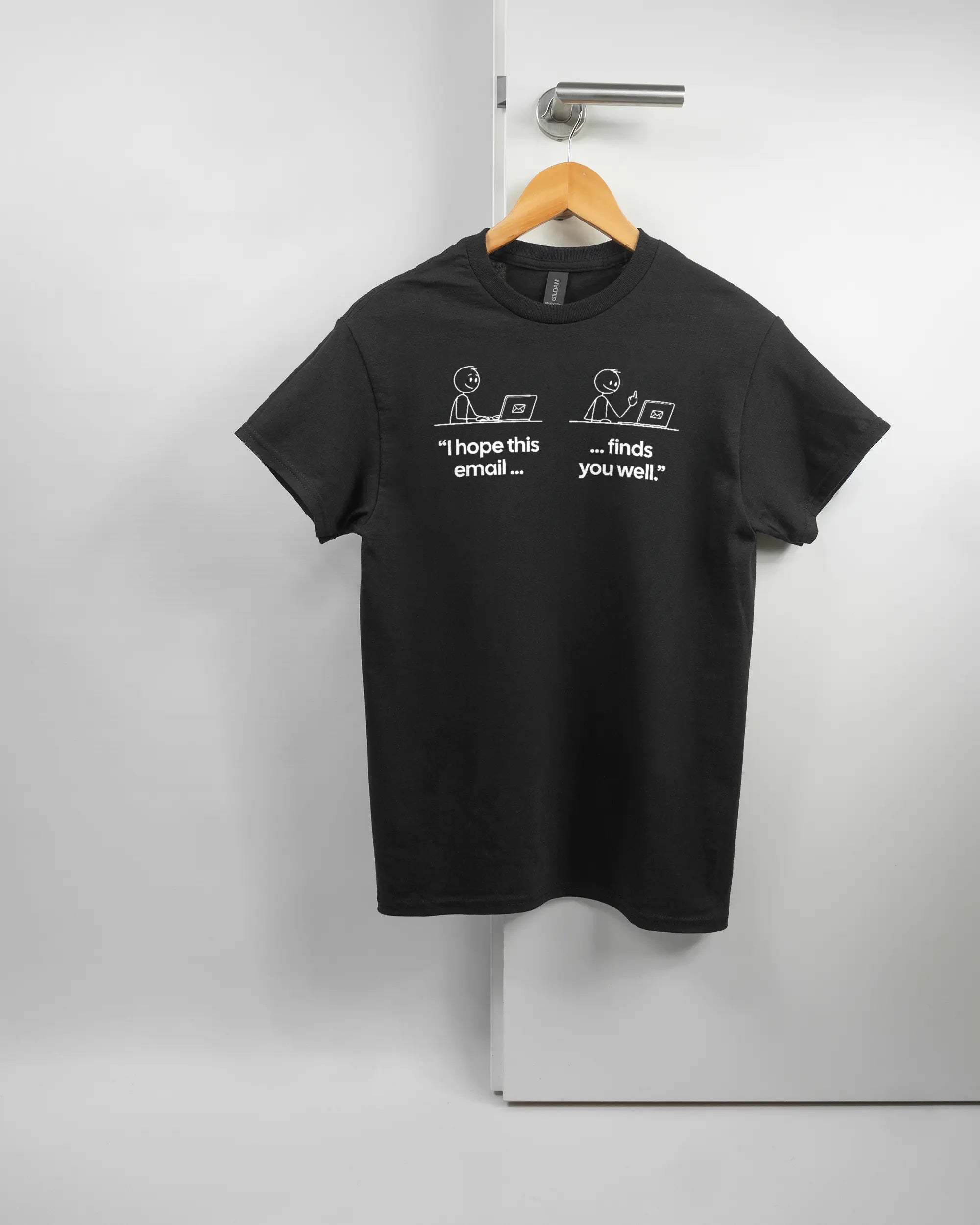 Vorderseite des Basic Unisex T-Shirt Regular von Maondo mit dem Design Found me not well in der Farbe Black und in der Größe S auf einem Bügel an der Türklinke aufgehängt