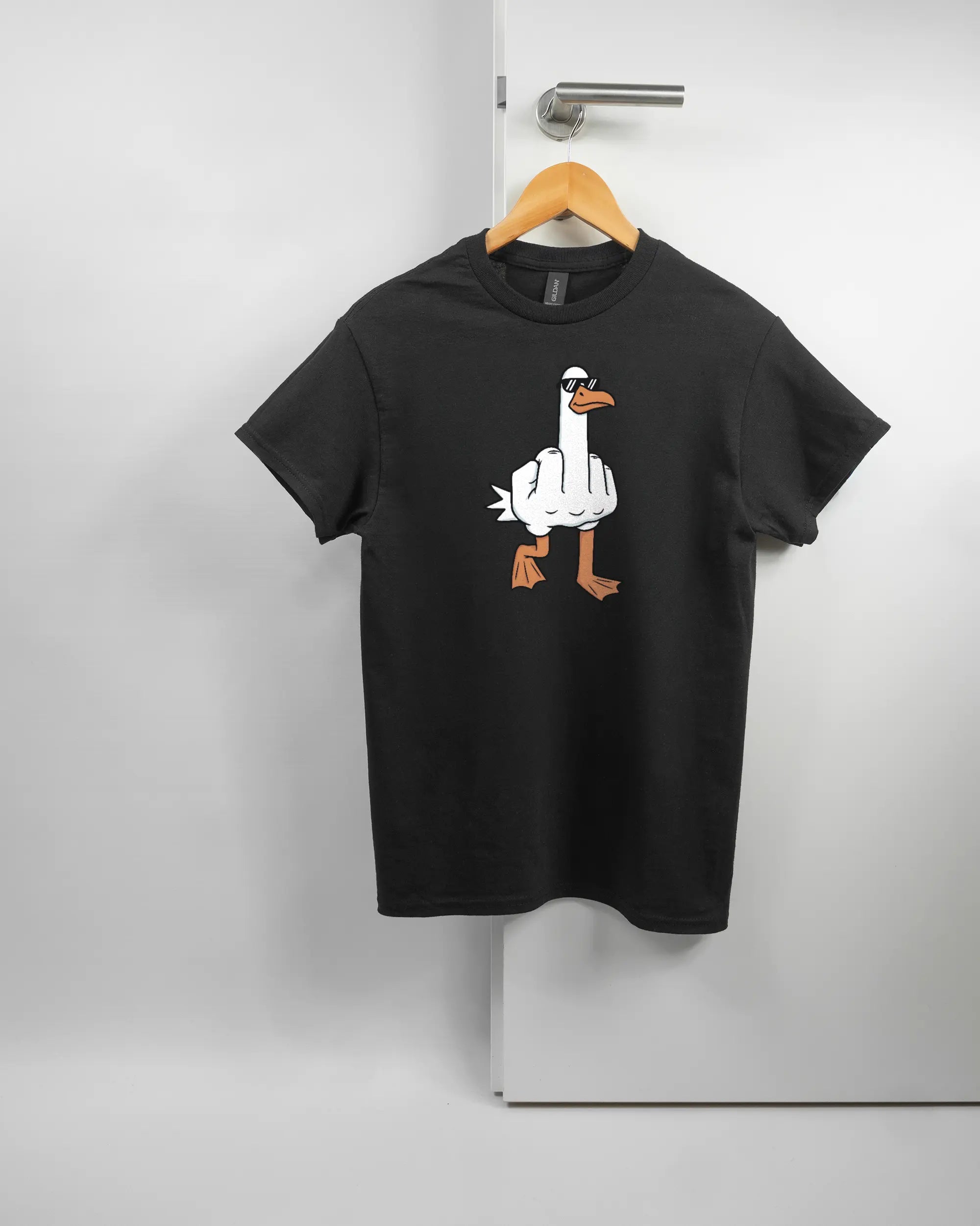 Vorderseite des Basic Unisex T-Shirt Regular von Maondo mit dem Design I give a duck in der Farbe Black und in der Größe S auf einem Bügel an der Türklinke aufgehängt