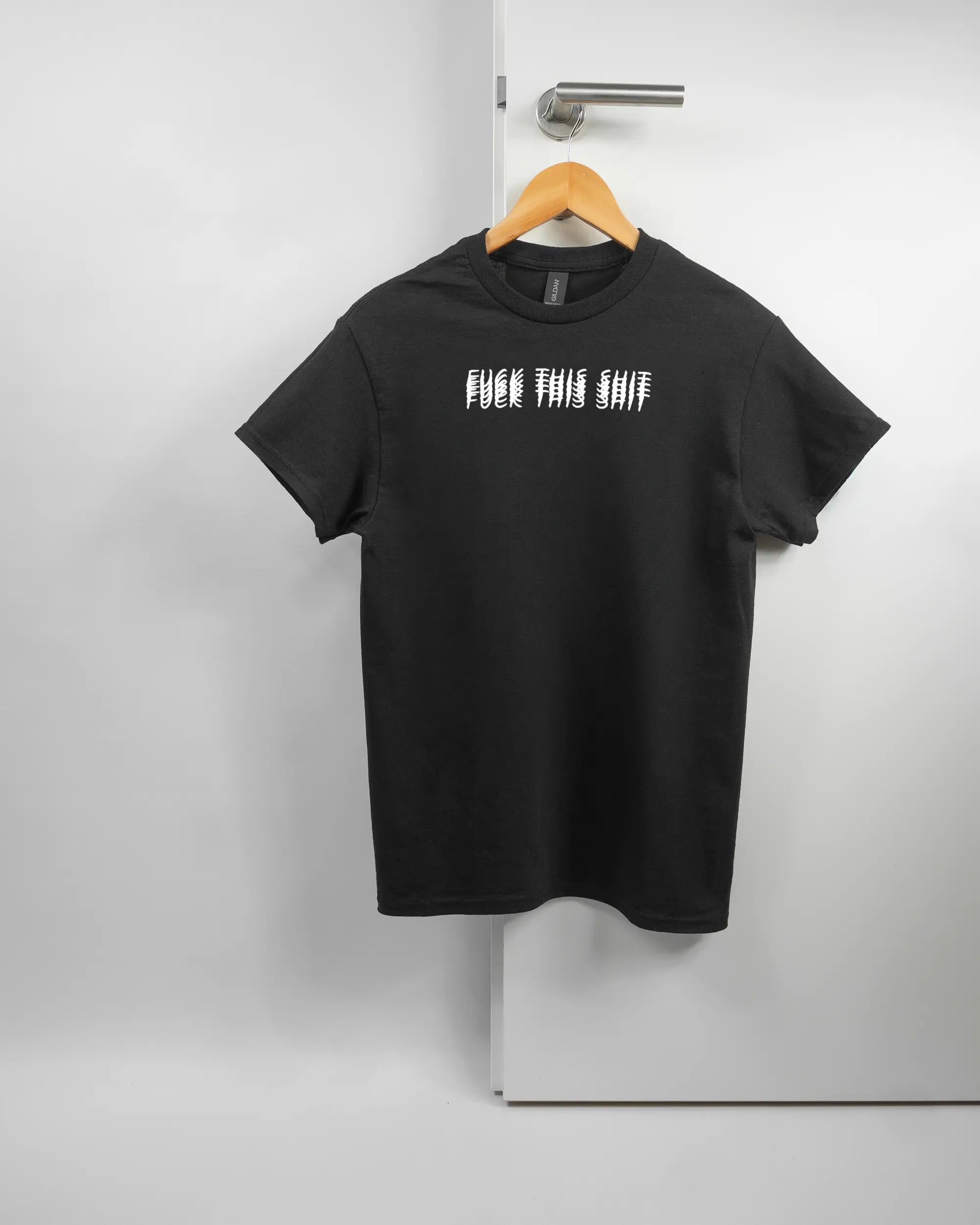 Vorderseite des Basic Unisex T-Shirt Regular von Maondo mit dem Design Hidden Message in der Farbe Black und in der Größe S auf einem Bügel an der Türklinke aufgehängt