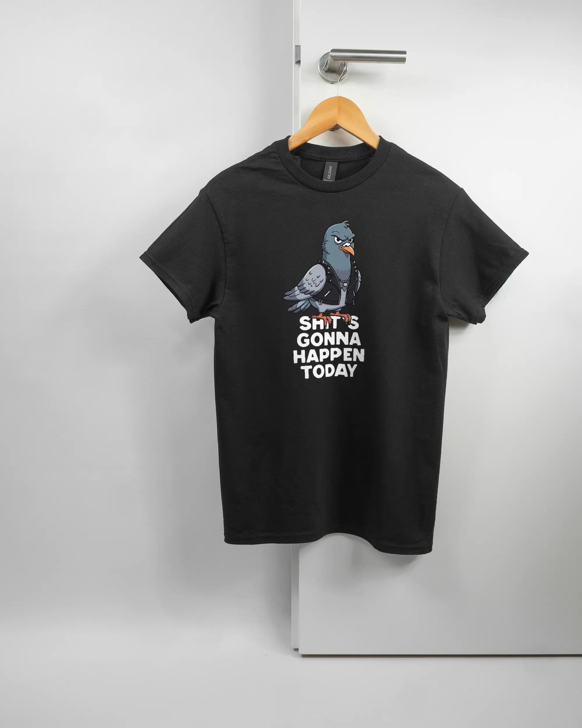 Vorderseite des Basic Unisex T-Shirt Regular von Maondo mit dem Design Pigeon Pun in der Farbe Black und in der Größe S auf einem Bügel an der Türklinke aufgehängt