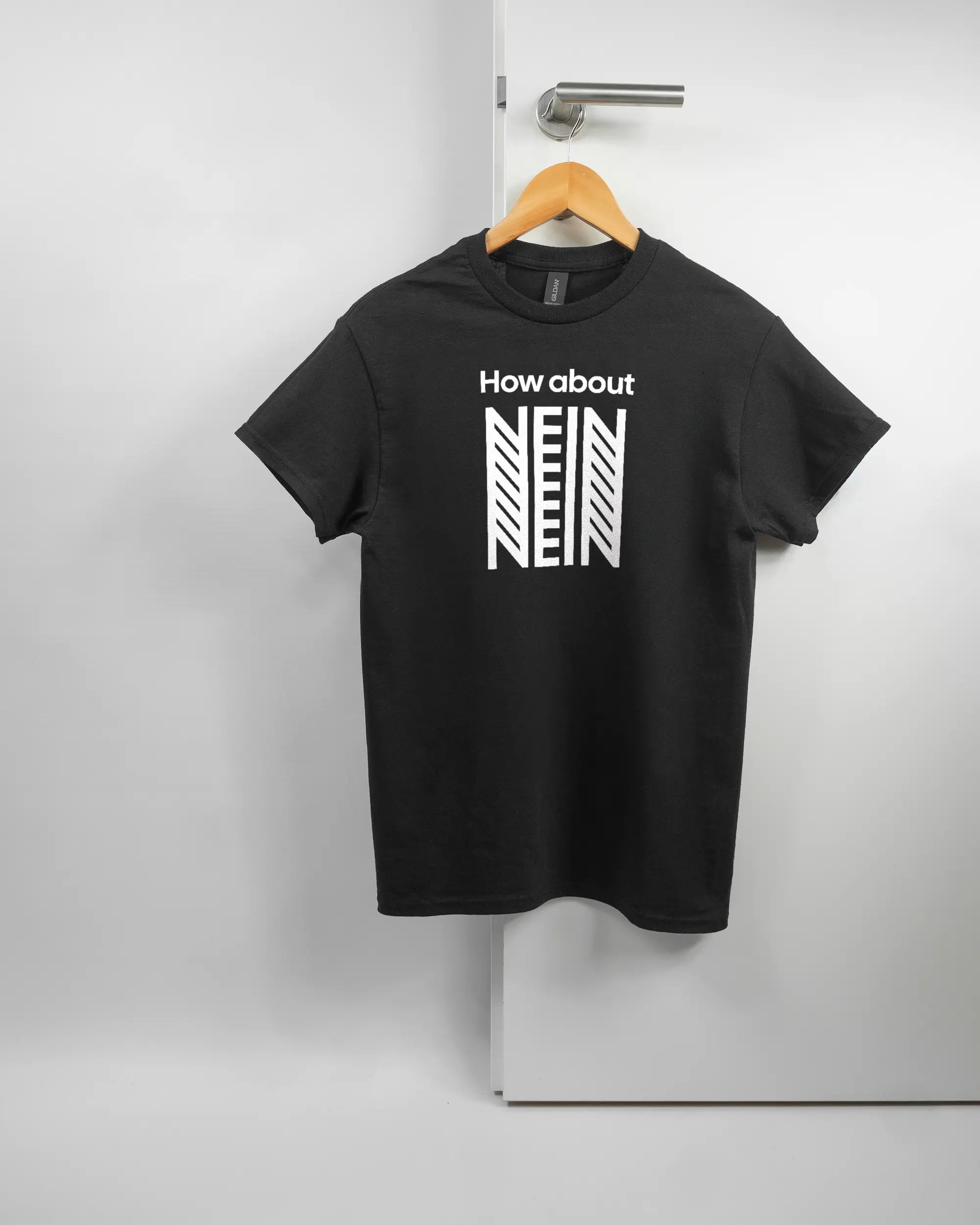 Vorderseite des Basic Unisex T-Shirt Regular von Maondo mit dem Design How about nein in der Farbe Black und in der Größe S auf einem Bügel an der Türklinke aufgehängt