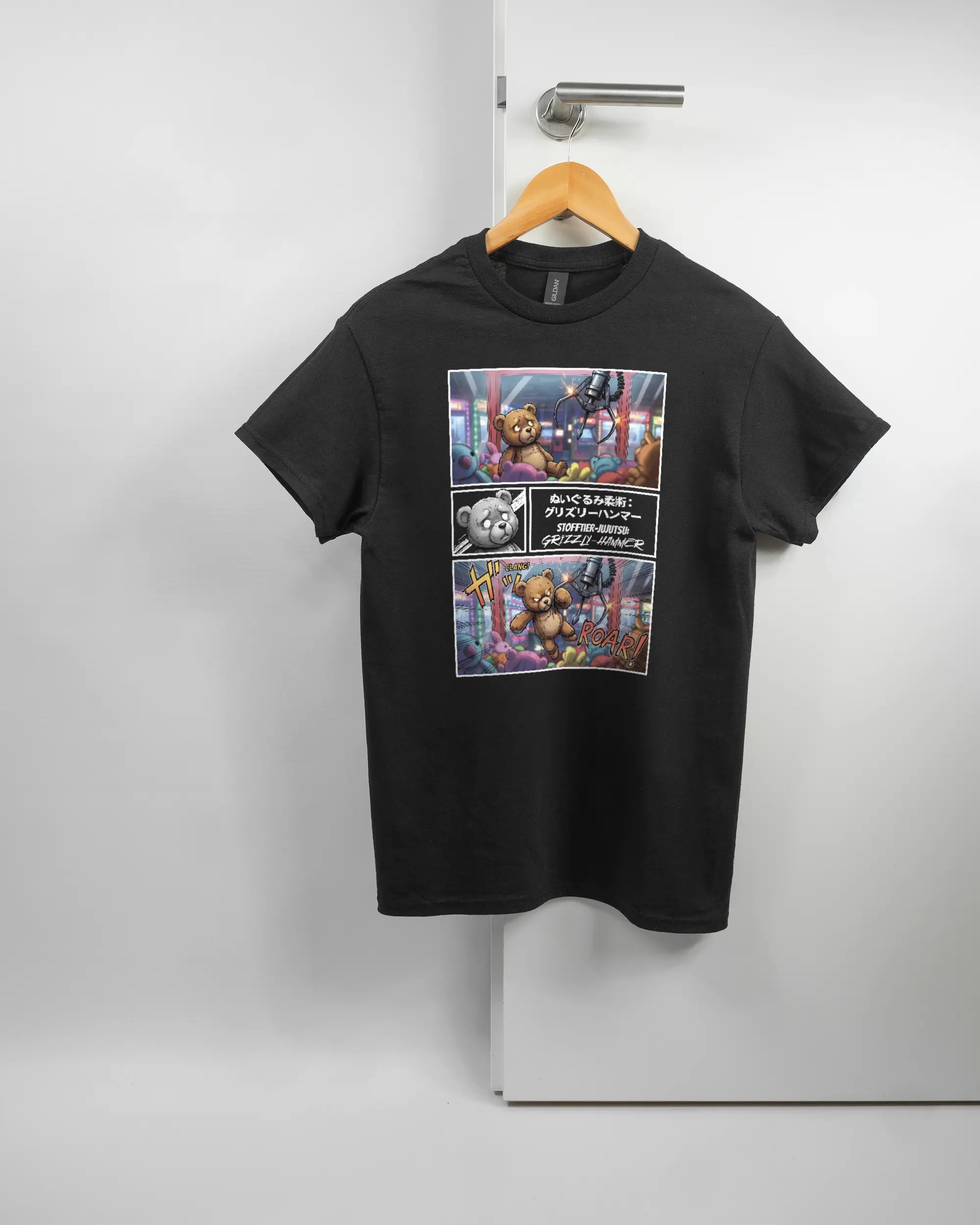 Vorderseite des Basic Unisex T-Shirt Regular von Maondo mit dem Design Manga Stoff in der Farbe Black und in der Größe S auf einem Bügel an der Türklinke aufgehängt