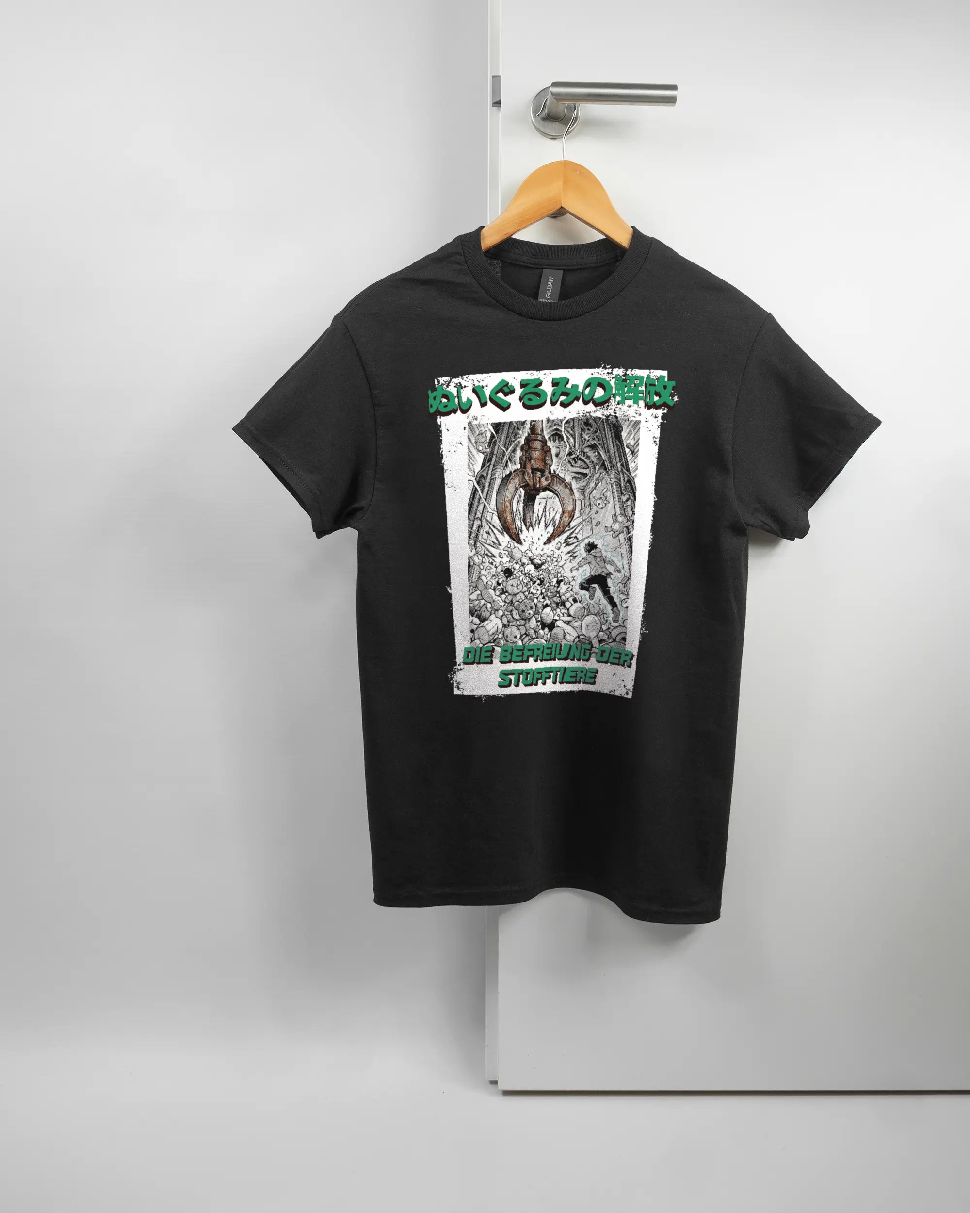 Vorderseite des Basic Unisex T-Shirt Regular von Maondo mit dem Design Save 1 Stofftier in der Farbe Black und in der Größe S auf einem Bügel an der Türklinke aufgehängt