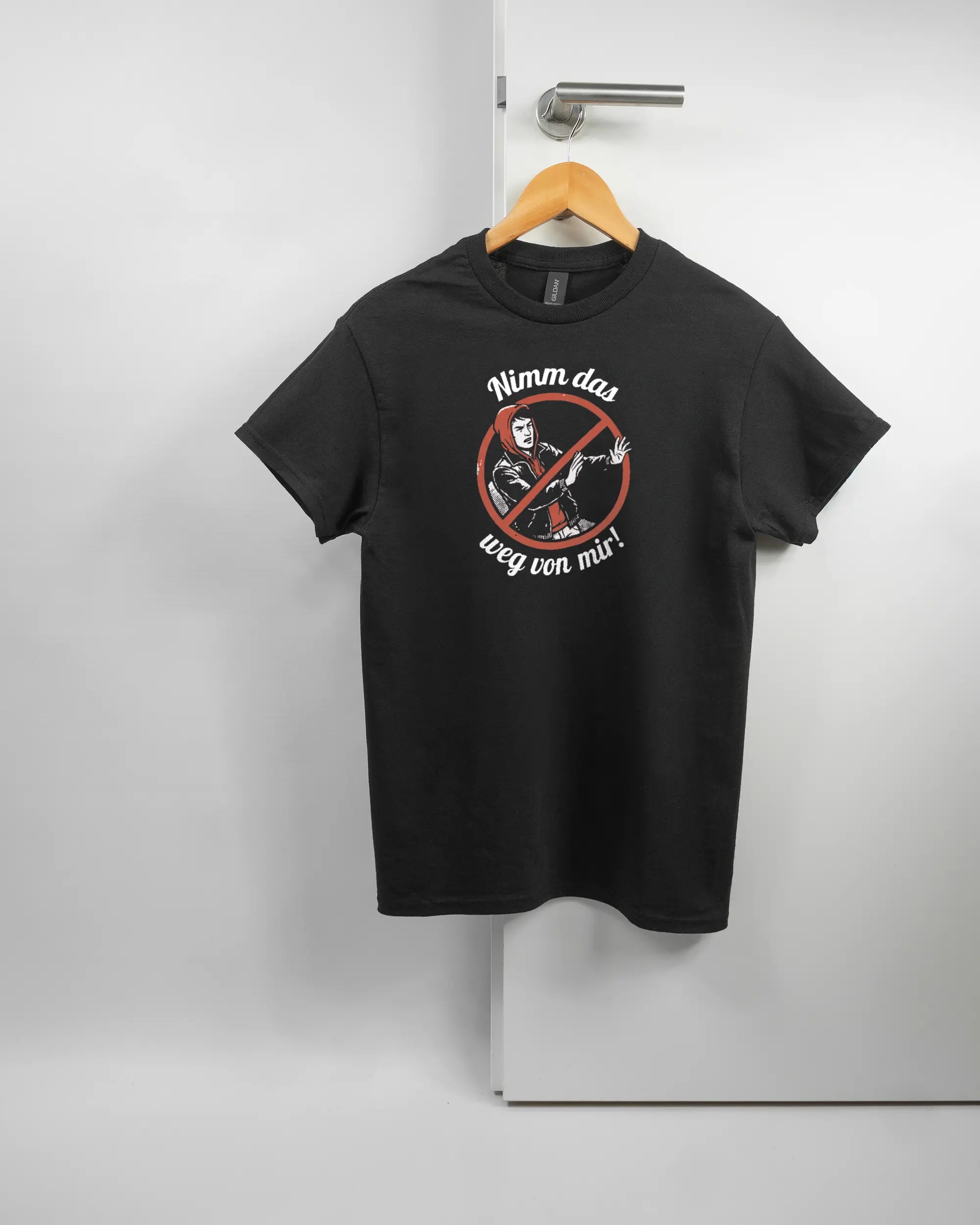 Vorderseite des Basic Unisex T-Shirt Regular von Maondo mit dem Design Nimm das weg in der Farbe Black und in der Größe S auf einem Bügel an der Türklinke aufgehängt