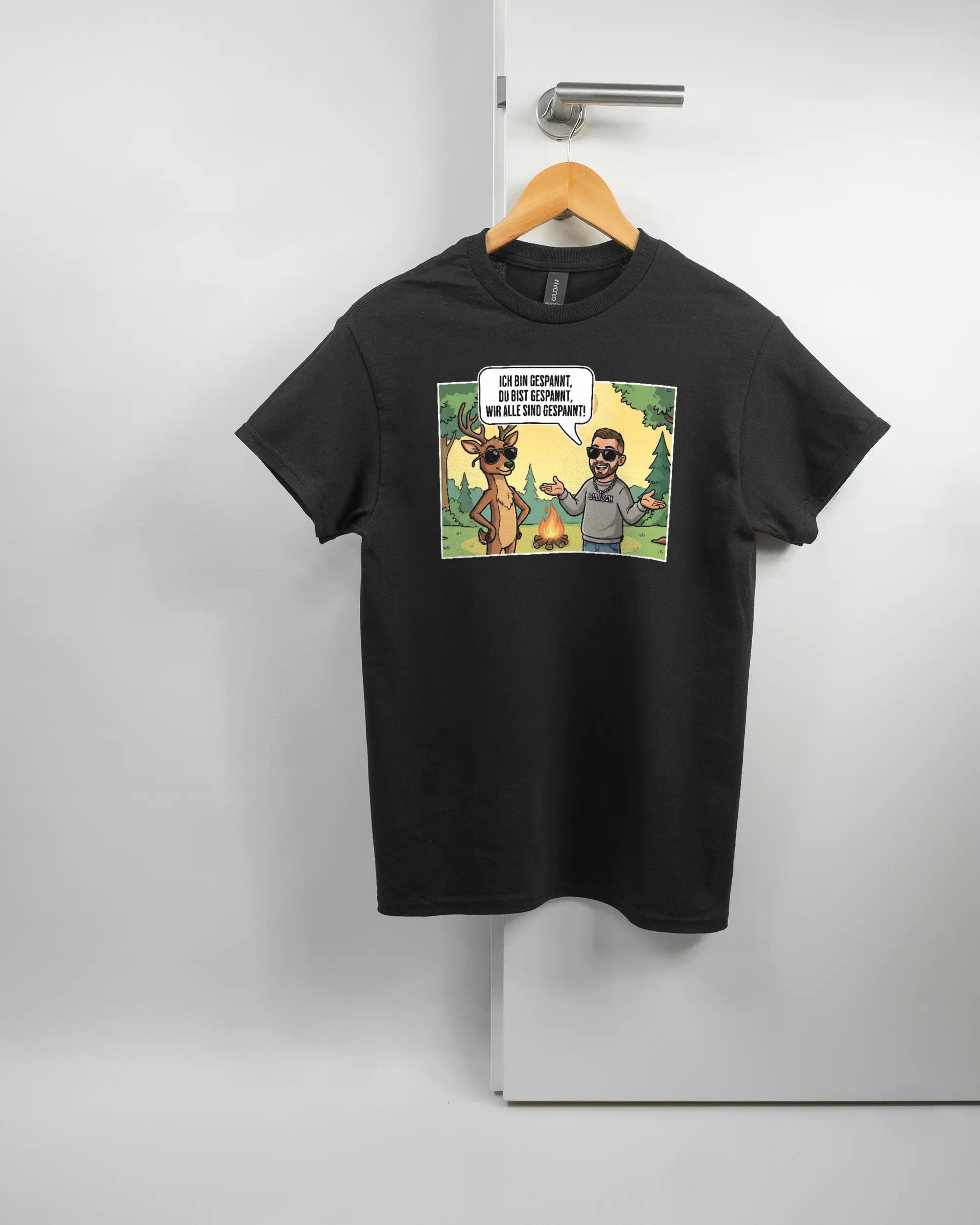 Vorderseite des Basic Unisex T-Shirt Regular von Maondo mit dem Design Vollspannung in der Farbe Black und in der Größe S auf einem Bügel an der Türklinke aufgehängt
