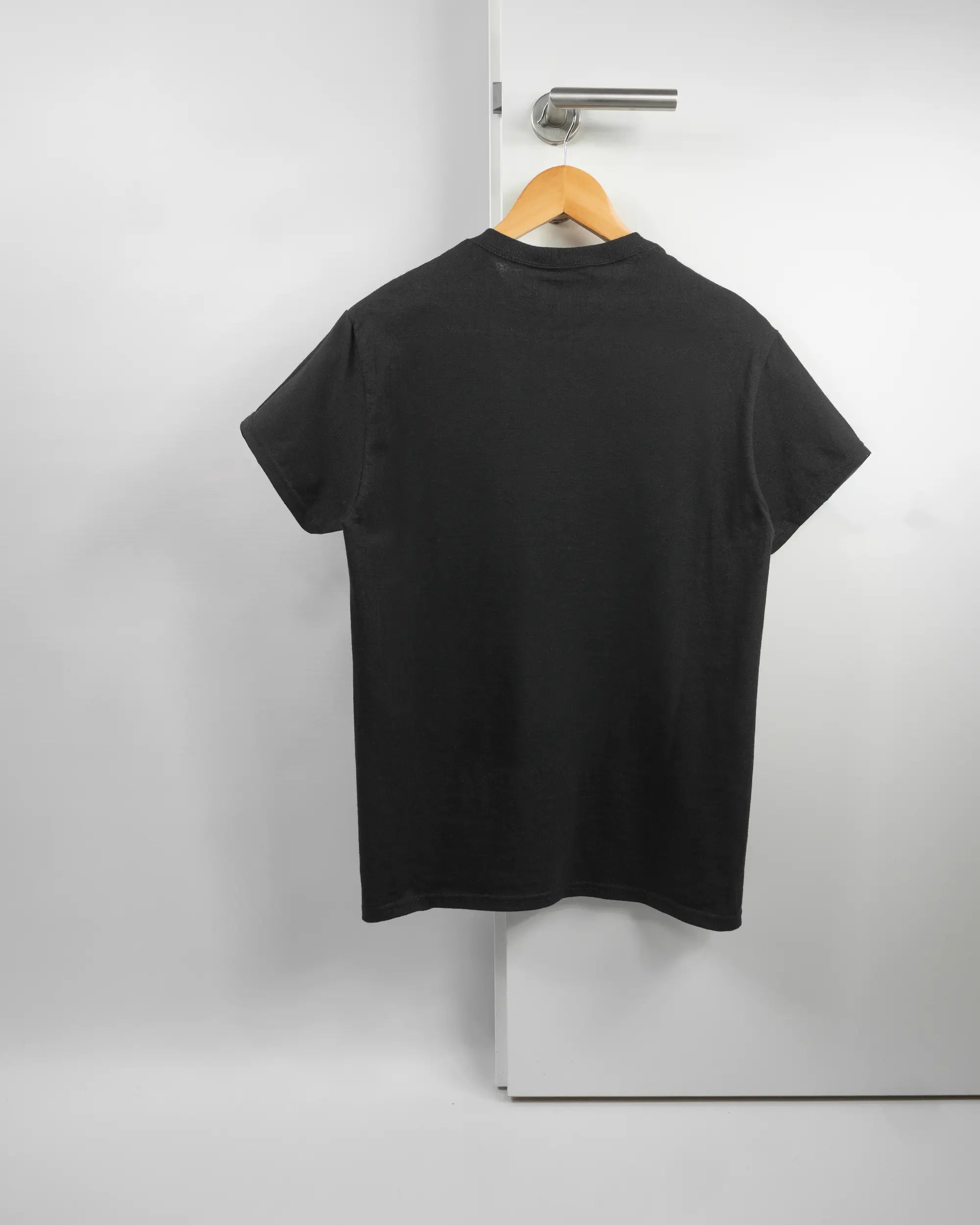 Rückseite des Basic Unisex T-Shirt Regular von Maondo ohne Motiv in der Farbe Black und in der Größe S auf einem Bügel an der Türklinke aufgehängt