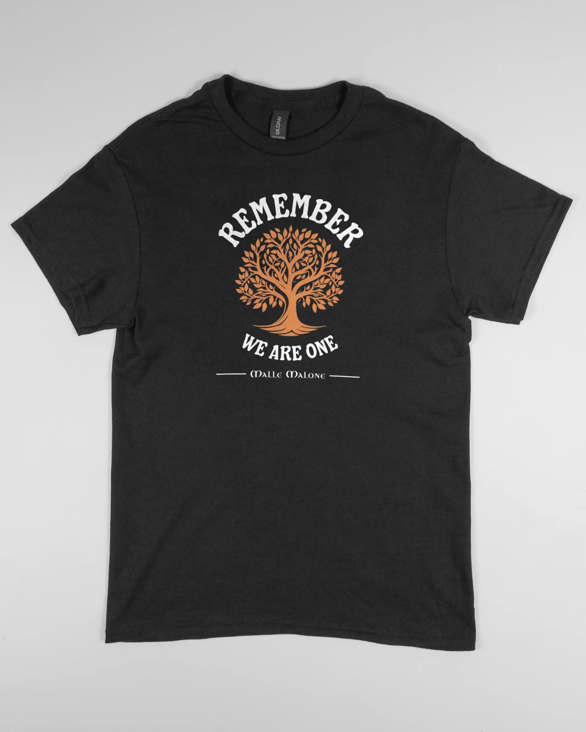 Vorderseite des Basic Unisex T-Shirt Regular von Maondo mit dem Design We are one in der Farbe Black und in der Größe S flach auf den Boden gelegt