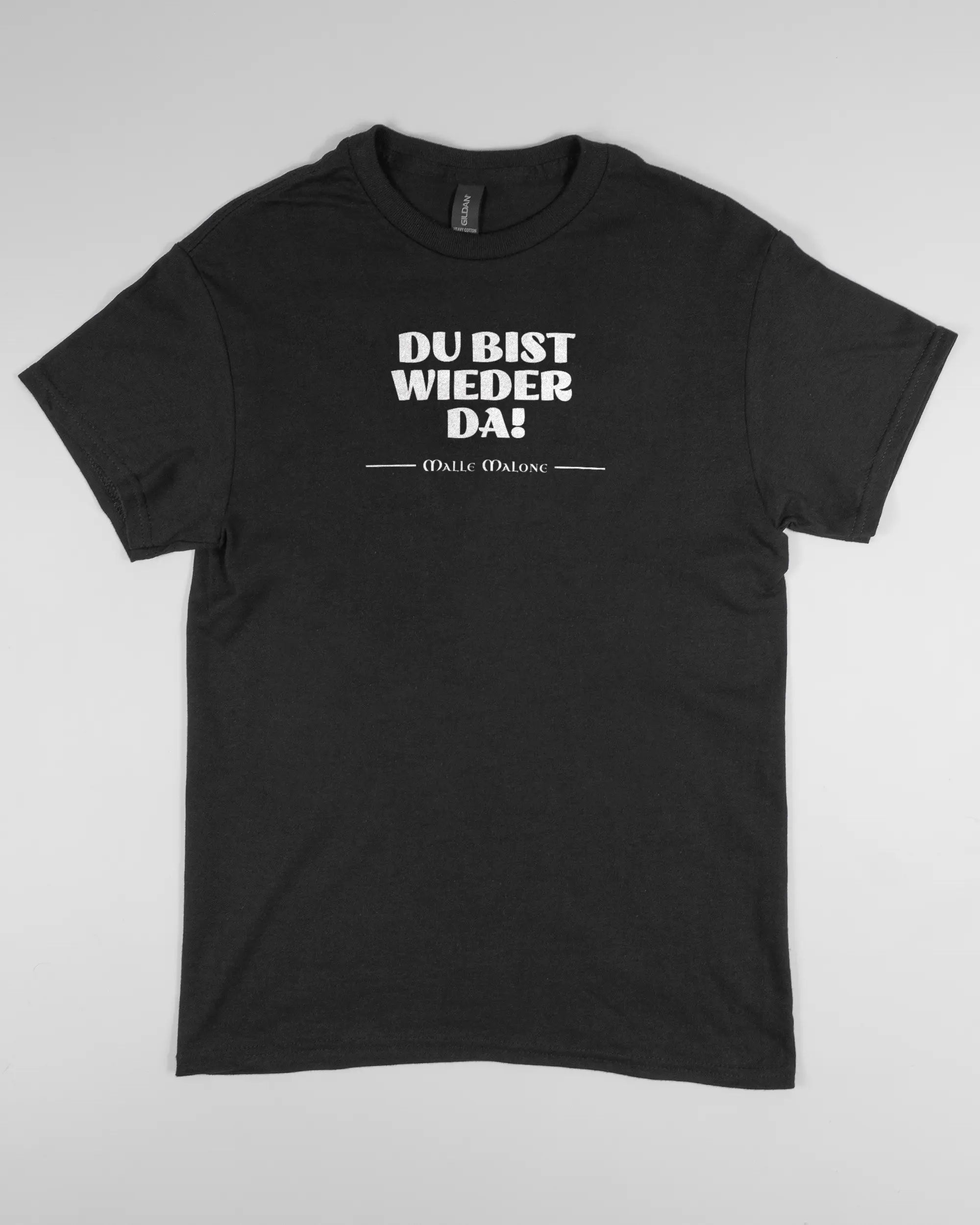 Vorderseite des Basic Unisex T-Shirt Regular von Maondo mit dem Design Wieder da in der Farbe Black und in der Größe S flach auf den Boden gelegt