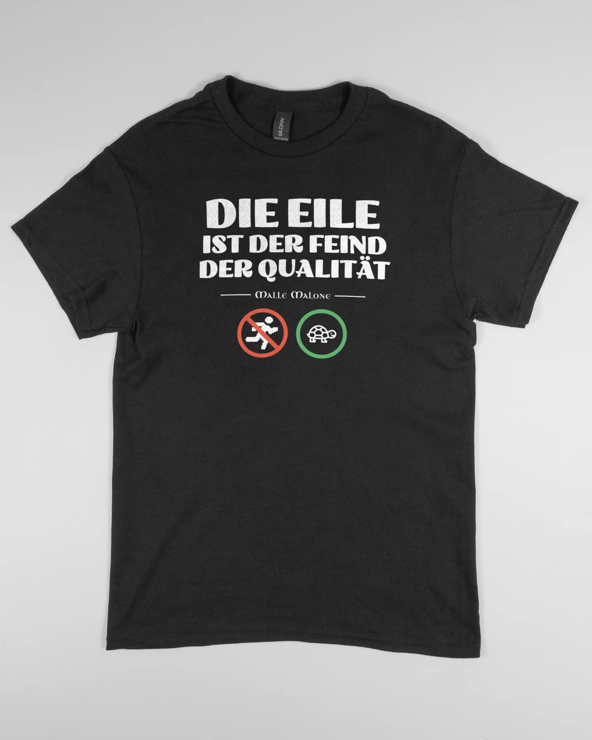 Vorderseite des Basic Unisex T-Shirt Regular von Maondo mit dem Design Keine Eile in der Farbe Black und in der Größe S flach auf den Boden gelegt