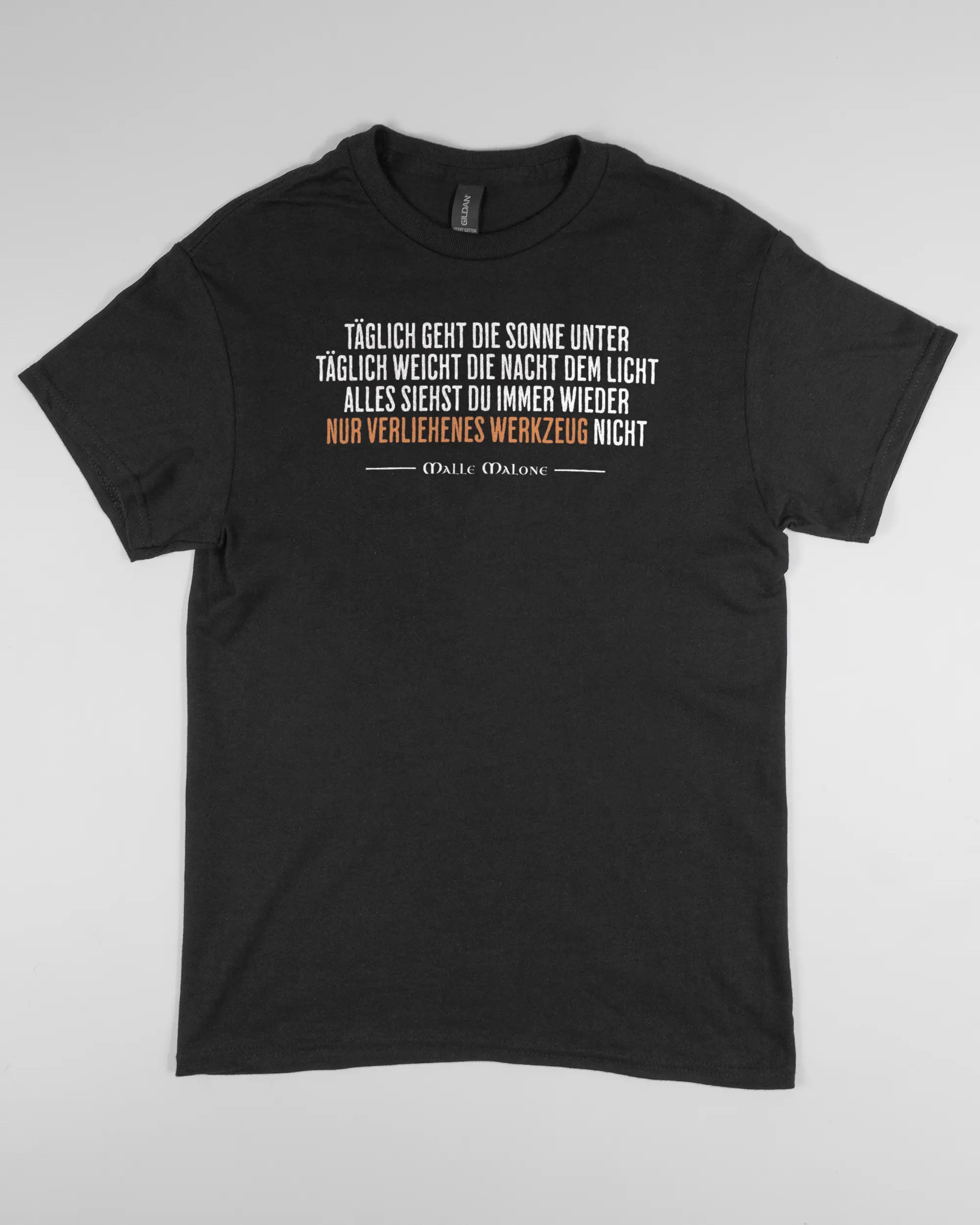 Vorderseite des Basic Unisex T-Shirt Regular von Maondo mit dem Design Wegzeug in der Farbe Black und in der Größe S flach auf den Boden gelegt