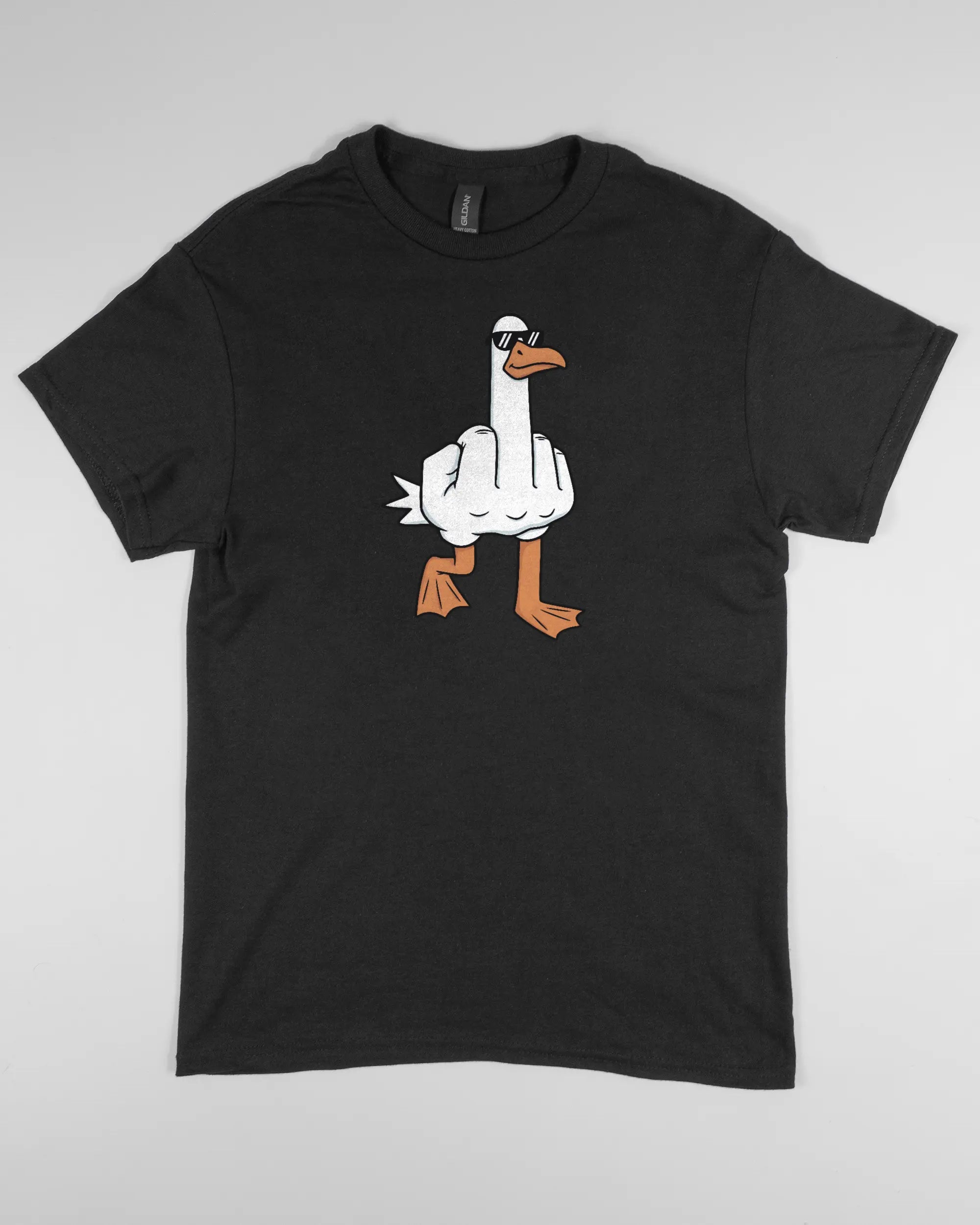 Vorderseite des Basic Unisex T-Shirt Regular von Maondo mit dem Design I give a duck in der Farbe Black und in der Größe S flach auf den Boden gelegt