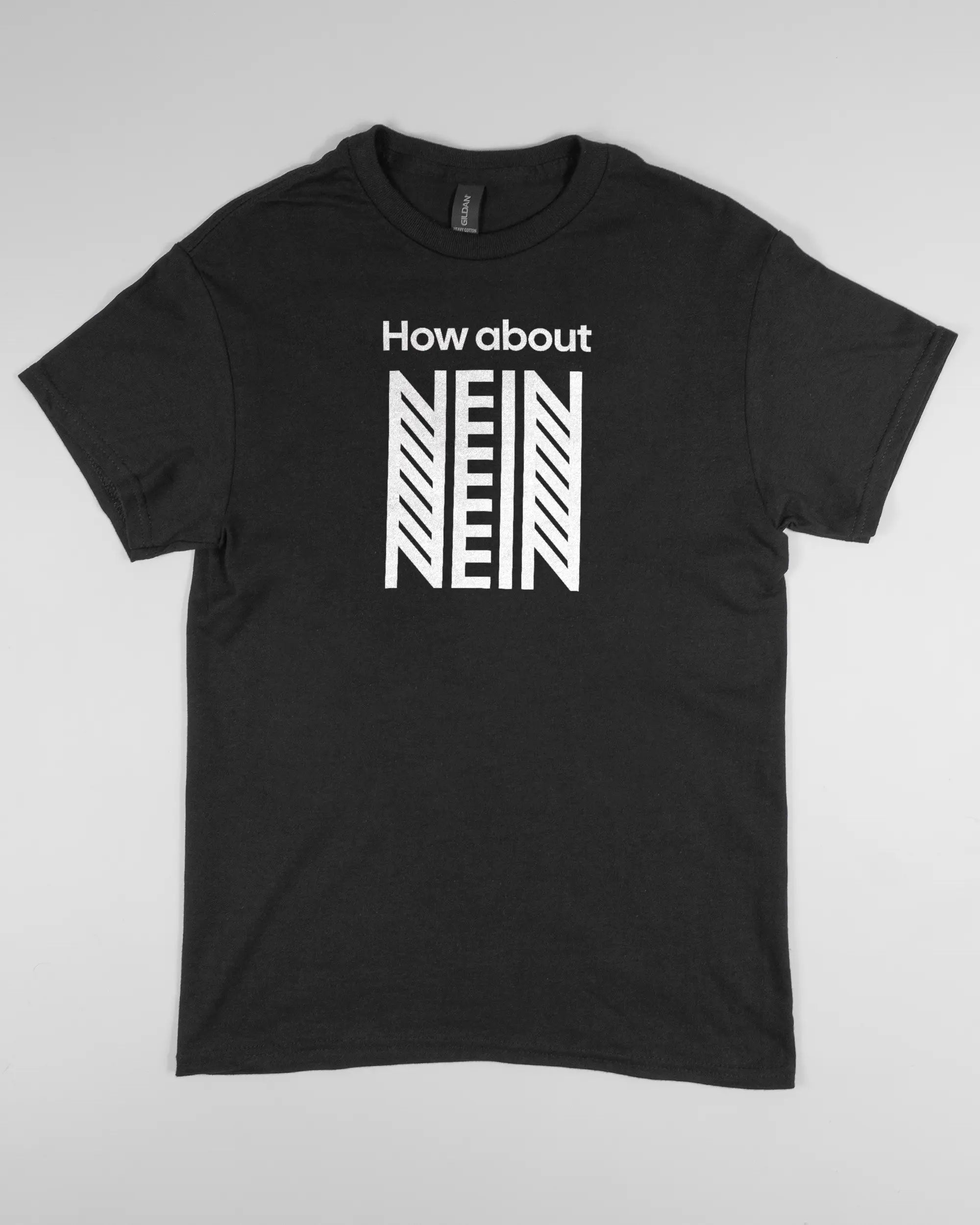 Vorderseite des Basic Unisex T-Shirt Regular von Maondo mit dem Design How about nein in der Farbe Black und in der Größe S flach auf den Boden gelegt