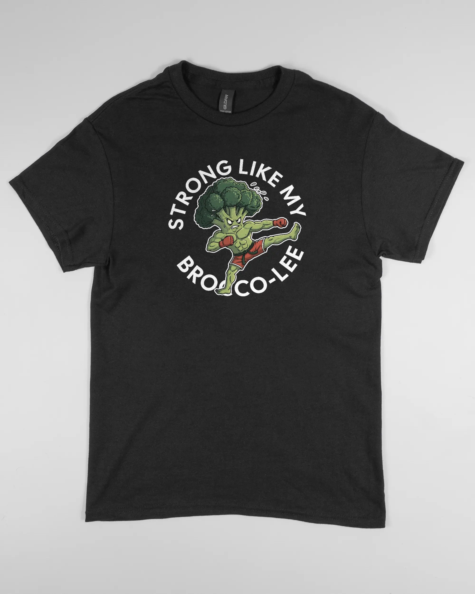 Vorderseite des Basic Unisex T-Shirt Regular von Maondo mit dem Design Brocco-Lee in der Farbe Black und in der Größe S flach auf den Boden gelegt