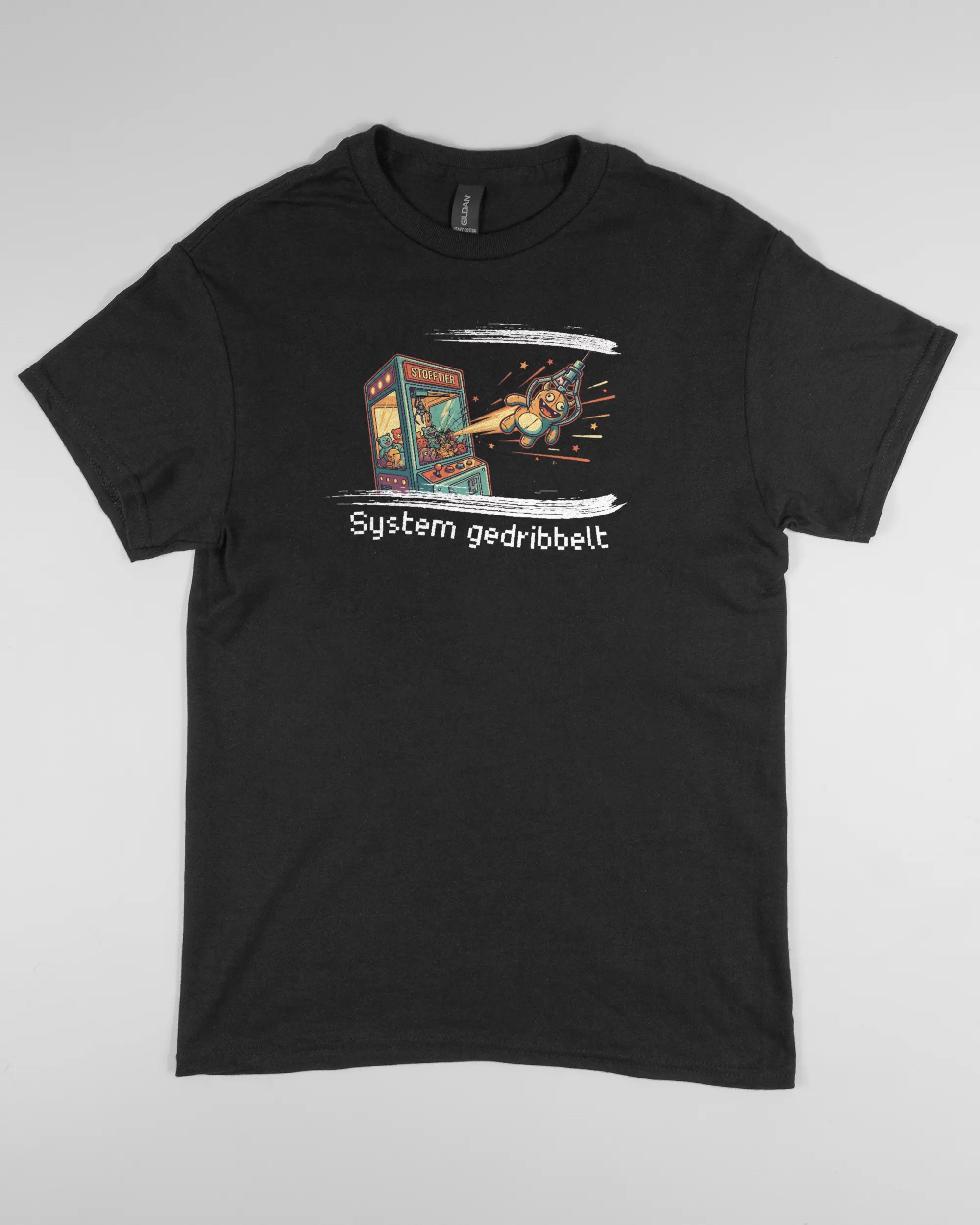 Vorderseite des Basic Unisex T-Shirt Regular von Maondo mit dem Design System gedribbelt in der Farbe Black und in der Größe S flach auf den Boden gelegt