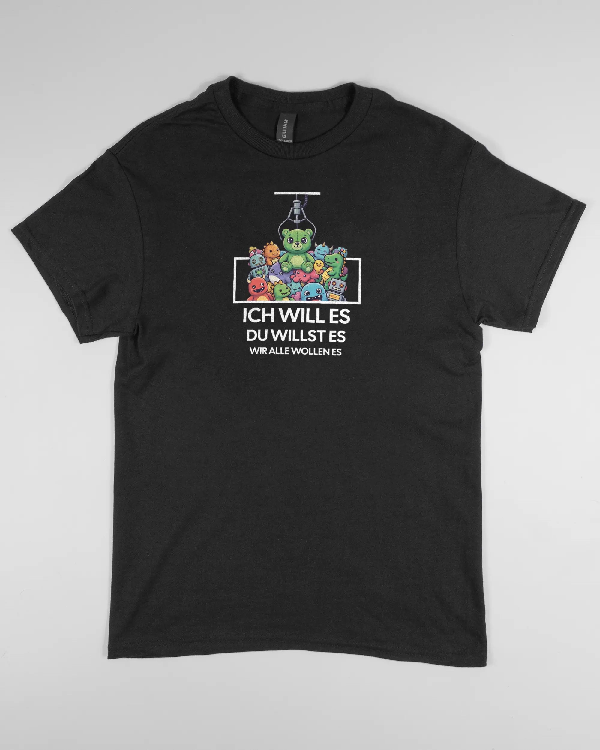 Vorderseite des Basic Unisex T-Shirt Regular von Maondo mit dem Design Will Stofftier in der Farbe Black und in der Größe S flach auf den Boden gelegt