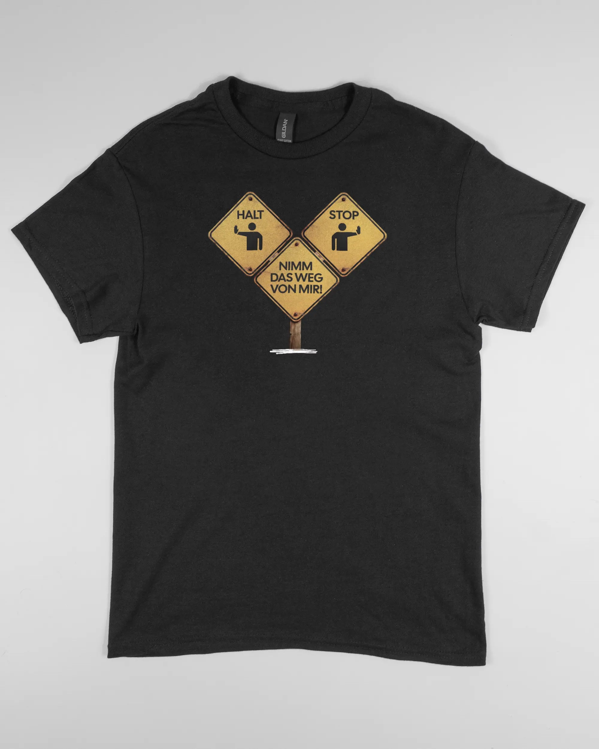 Vorderseite des Basic Unisex T-Shirt Regular von Maondo mit dem Design Schutzschild in der Farbe Black und in der Größe S flach auf den Boden gelegt