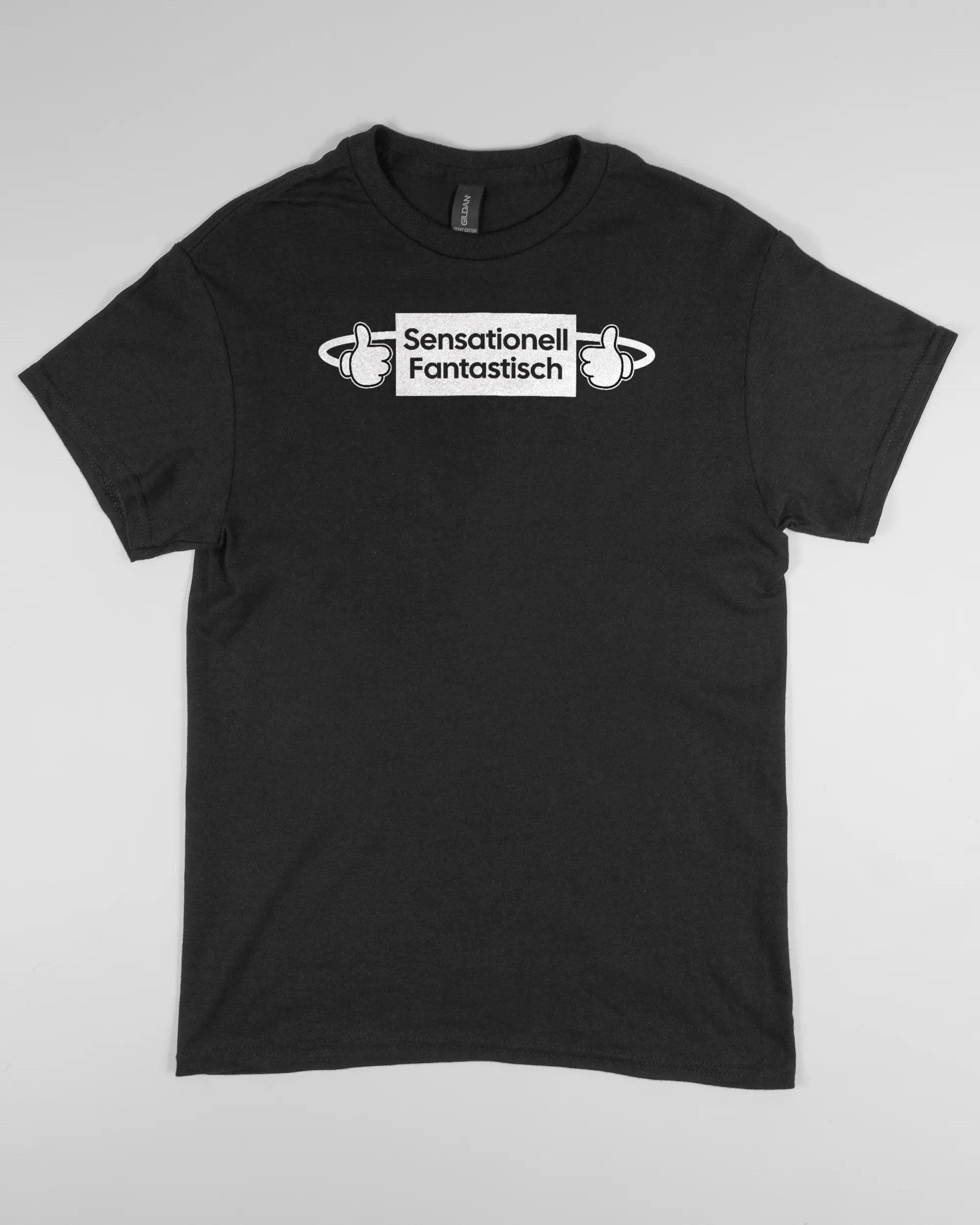 Vorderseite des Basic Unisex T-Shirt Regular von Maondo mit dem Design Fantastisch in der Farbe Black und in der Größe S flach auf den Boden gelegt