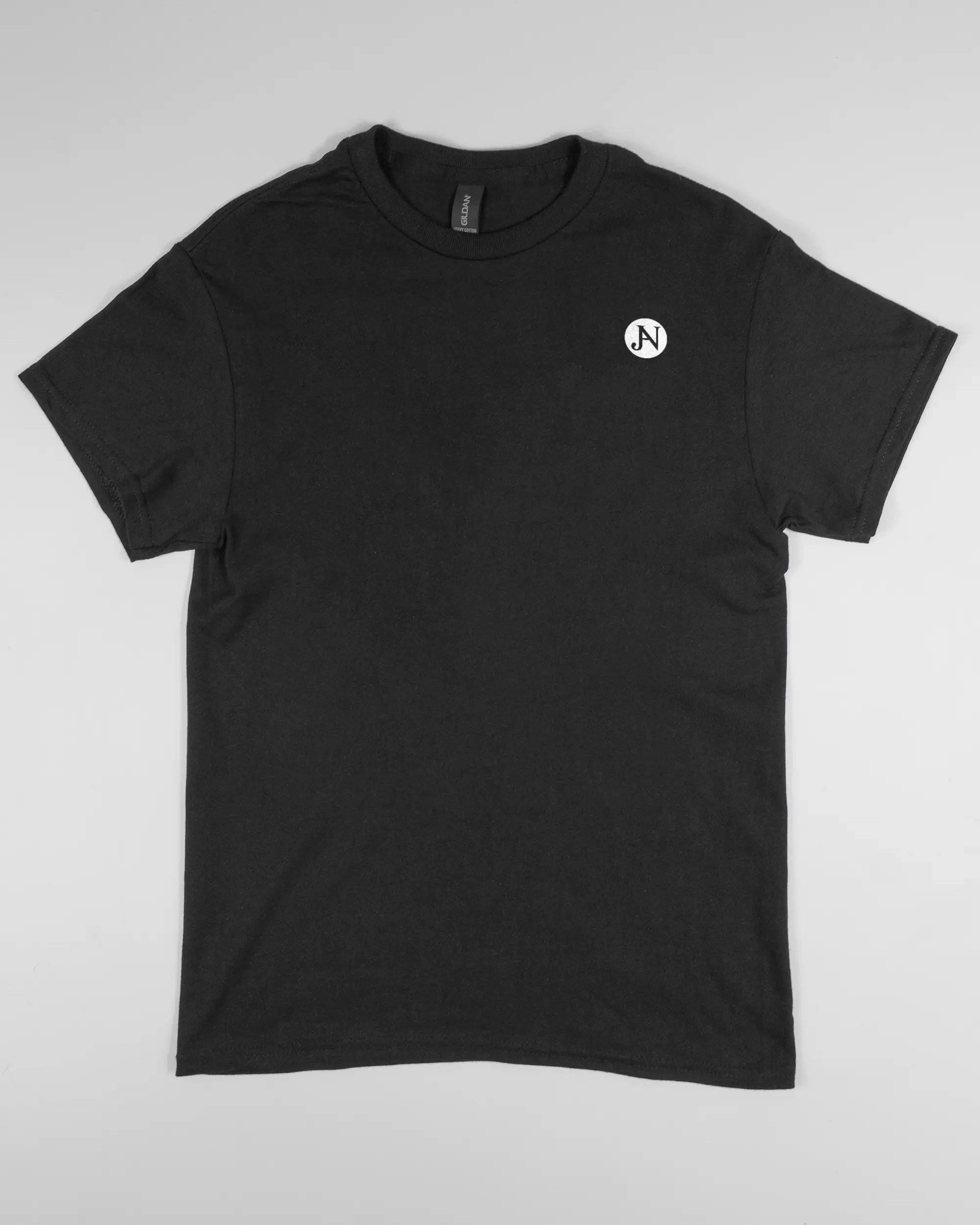 Vorderseite des Basic Unisex T-Shirt Regular von Maondo mit dem Design JB1 in der Farbe Black und in der Größe S flach auf den Boden gelegt