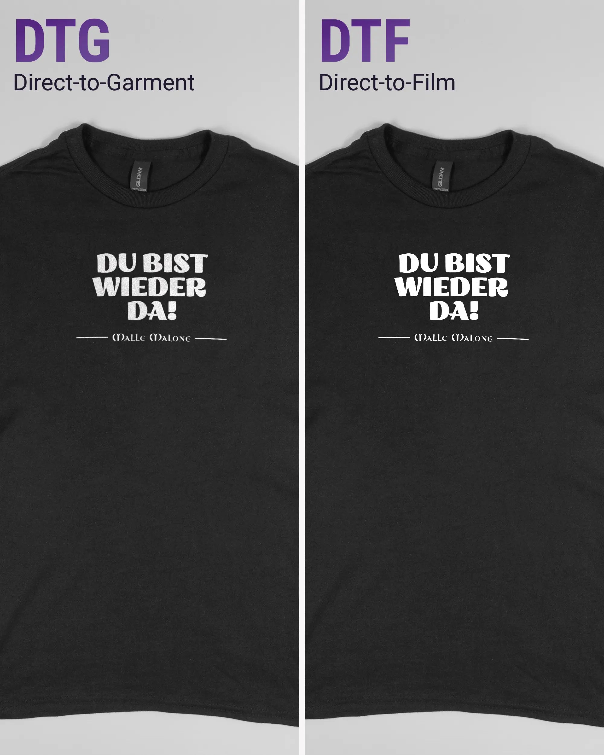 Vergleich der Vorderseiten des Basic Unisex T-Shirt Regular von Maondo mit dem Design Wieder da in der Farbe Black und in der Größe S links mit dem Direct-to-Garment und rechts mit dem Direct-to-Film Verfahren