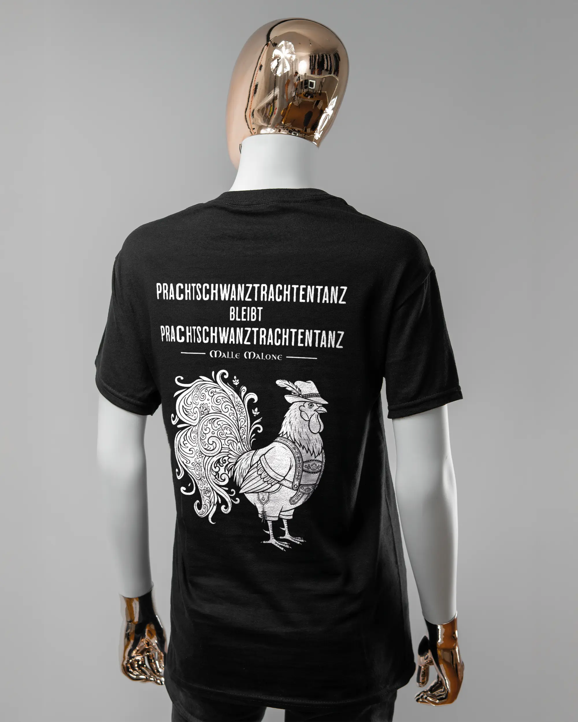 Rückseite des Basic Unisex T-Shirt Regular von Maondo mit dem Design Trachtentanz in der Farbe Black und in der Größe S getragen von einer femininen Puppe