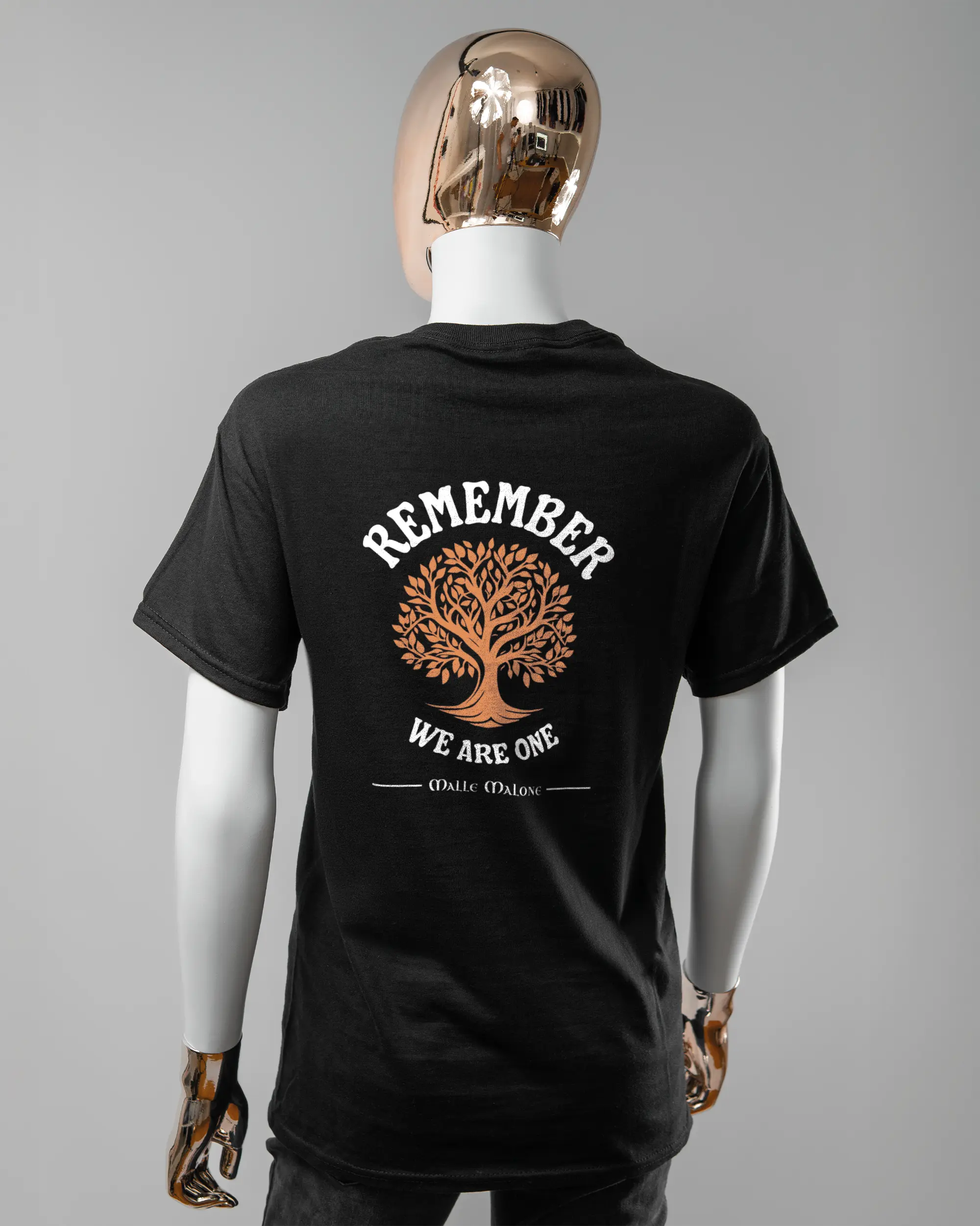 Rückseite des Basic Unisex T-Shirt Regular von Maondo mit dem Design We are one in der Farbe Black und in der Größe S getragen von einer femininen Puppe