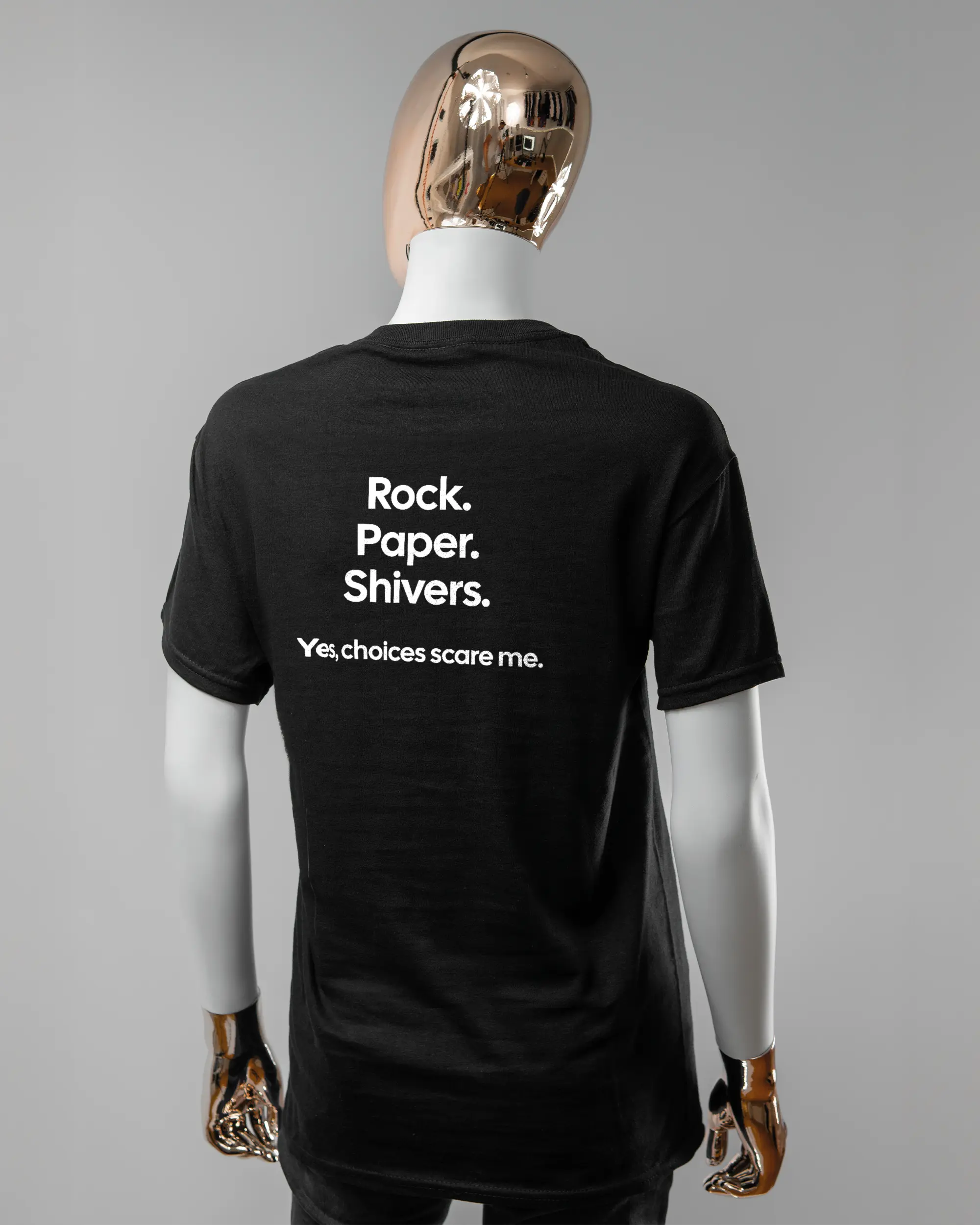 Rückseite des Basic Unisex T-Shirt Regular von Maondo mit dem Design Rock Paper Shivers in der Farbe Black und in der Größe S getragen von einer femininen Puppe