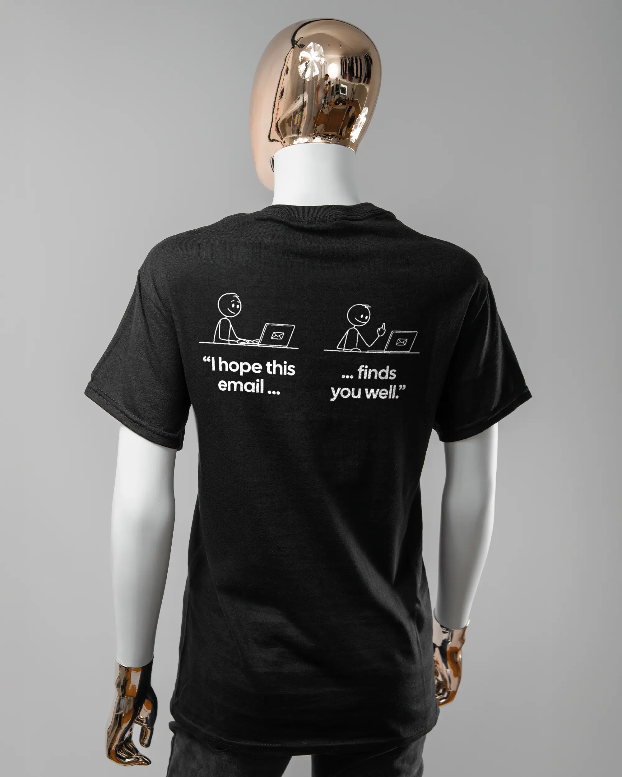 Rückseite des Basic Unisex T-Shirt Regular von Maondo mit dem Design Found me not well in der Farbe Black und in der Größe S getragen von einer femininen Puppe