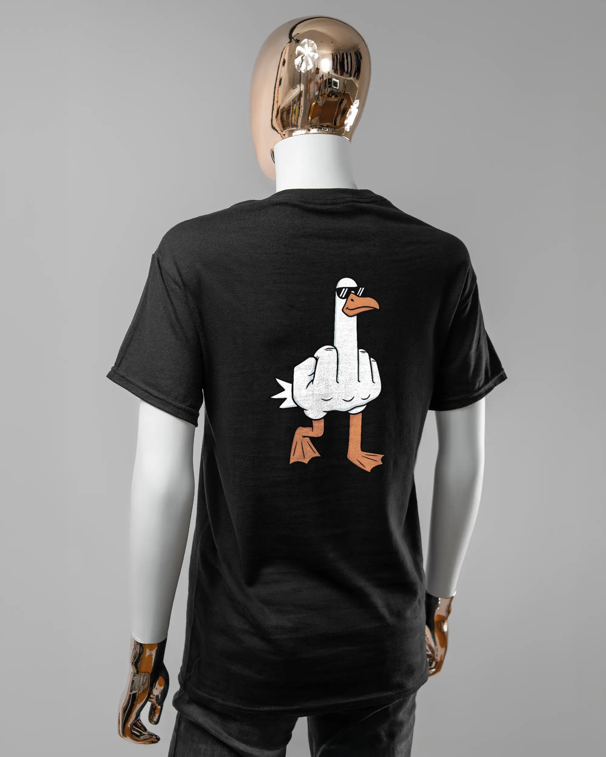 Rückseite des Basic Unisex T-Shirt Regular von Maondo mit dem Design I give a duck in der Farbe Black und in der Größe S getragen von einer femininen Puppe