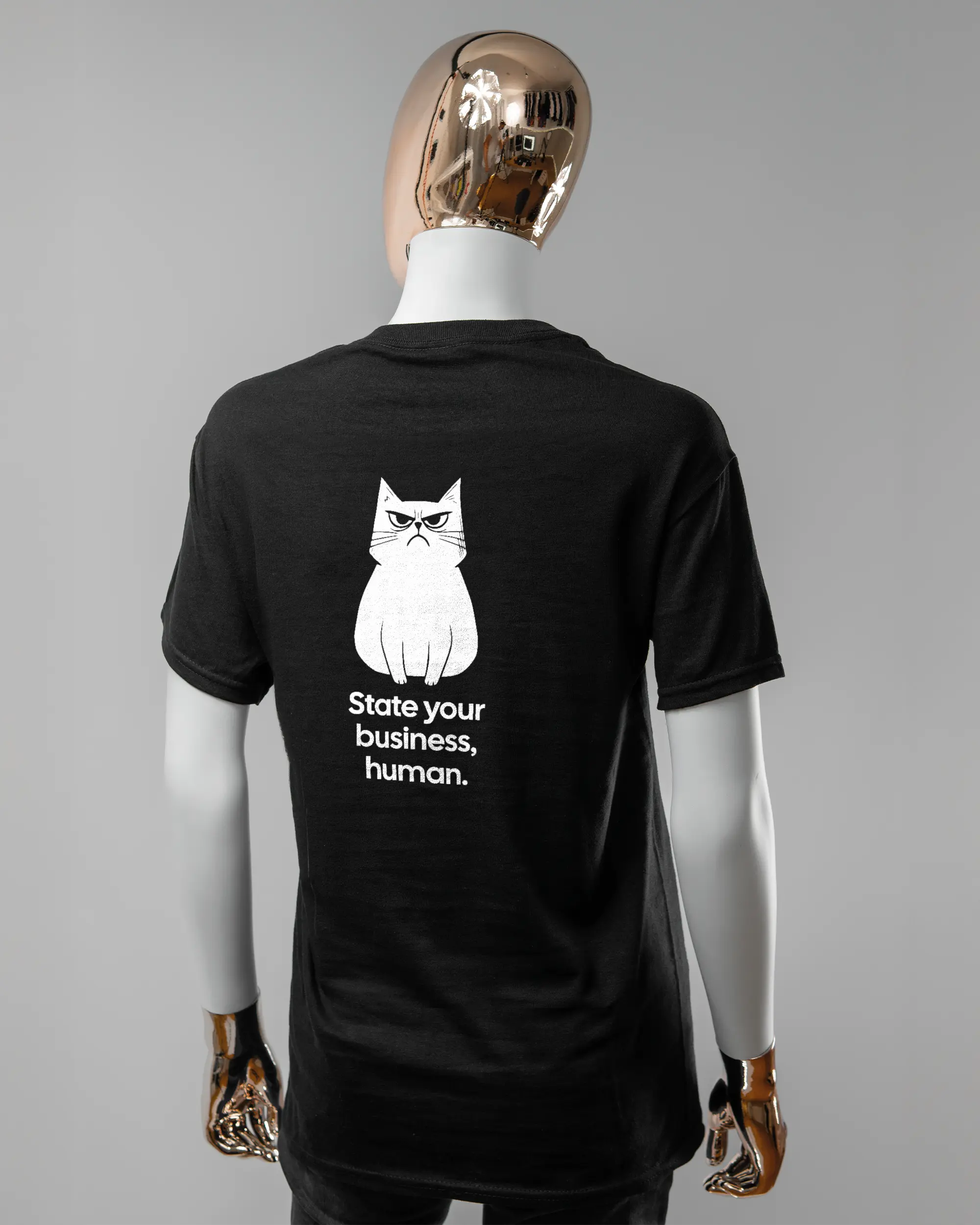 Rückseite des Basic Unisex T-Shirt Regular von Maondo mit dem Design Grumpy Purr in der Farbe Black und in der Größe S getragen von einer femininen Puppe