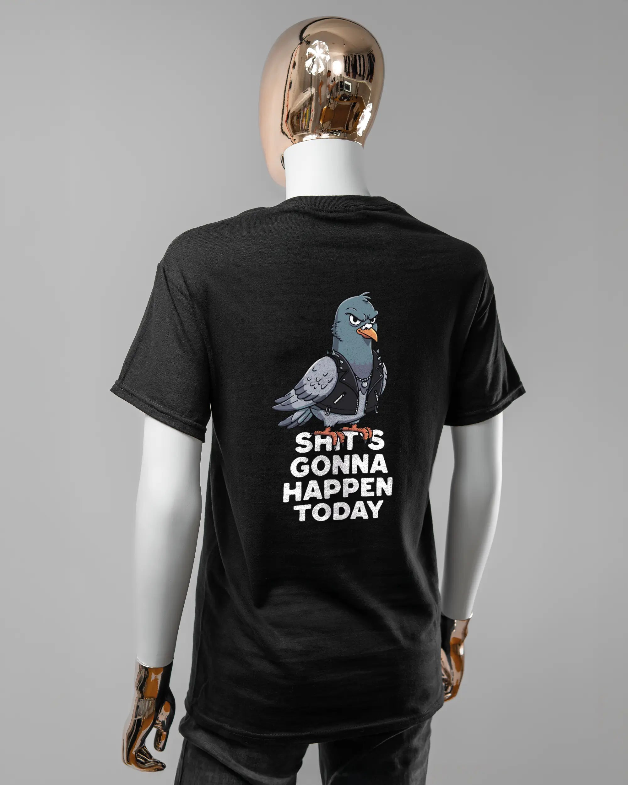 Rückseite des Basic Unisex T-Shirt Regular von Maondo mit dem Design Pigeon Pun in der Farbe Black und in der Größe S getragen von einer femininen Puppe