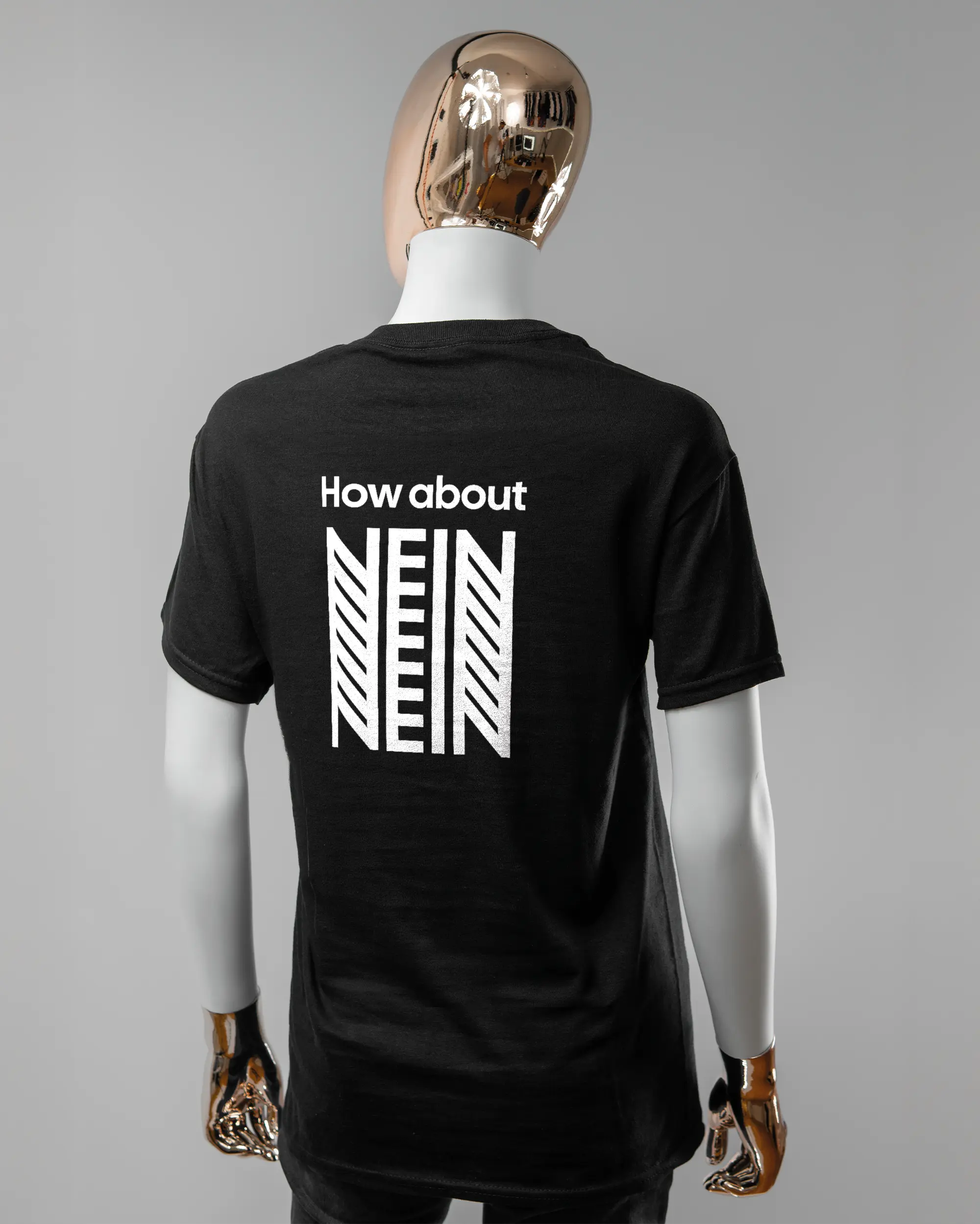 Rückseite des Basic Unisex T-Shirt Regular von Maondo mit dem Design How about nein in der Farbe Black und in der Größe S getragen von einer femininen Puppe