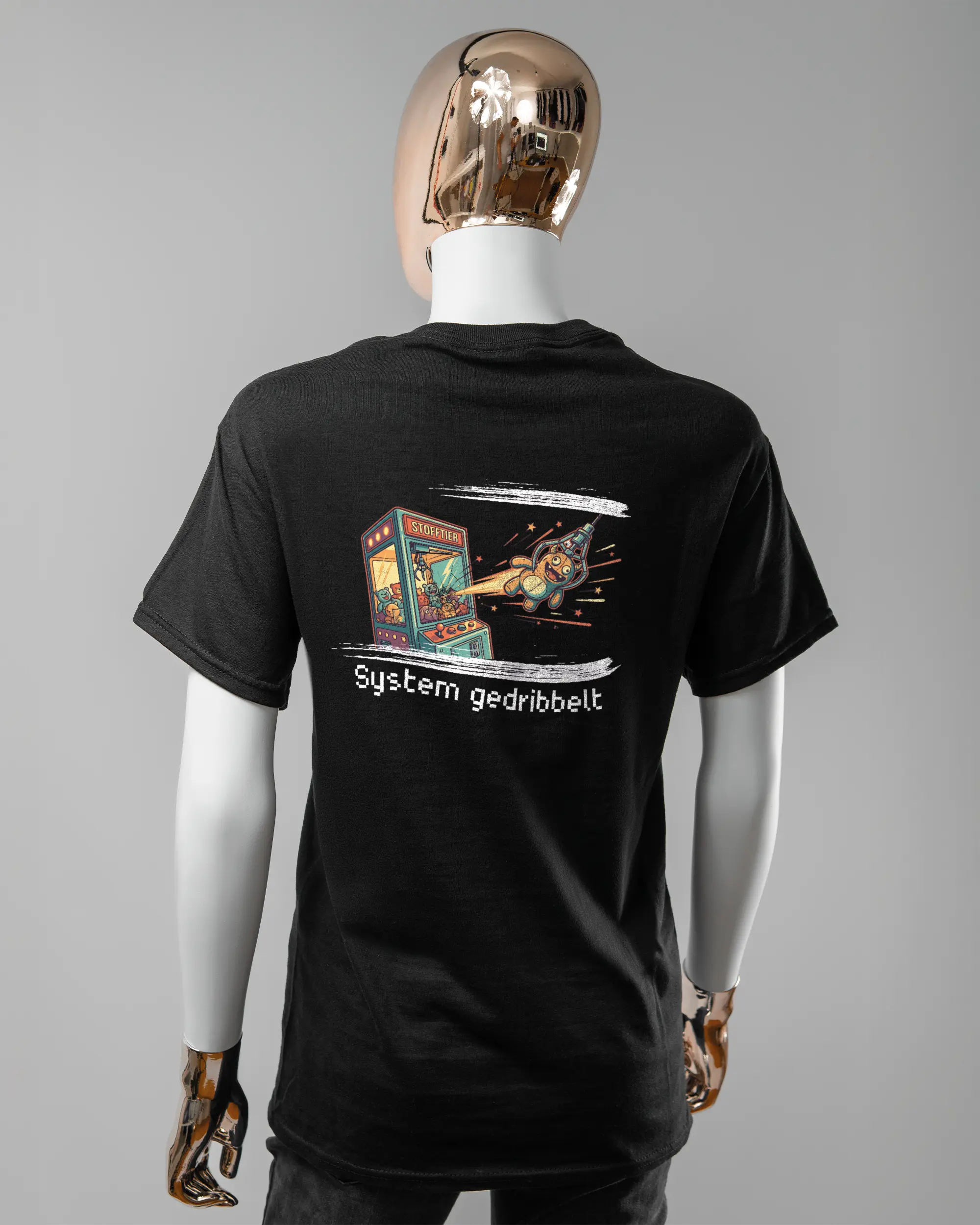 Rückseite des Basic Unisex T-Shirt Regular von Maondo mit dem Design System gedribbelt in der Farbe Black und in der Größe S getragen von einer femininen Puppe