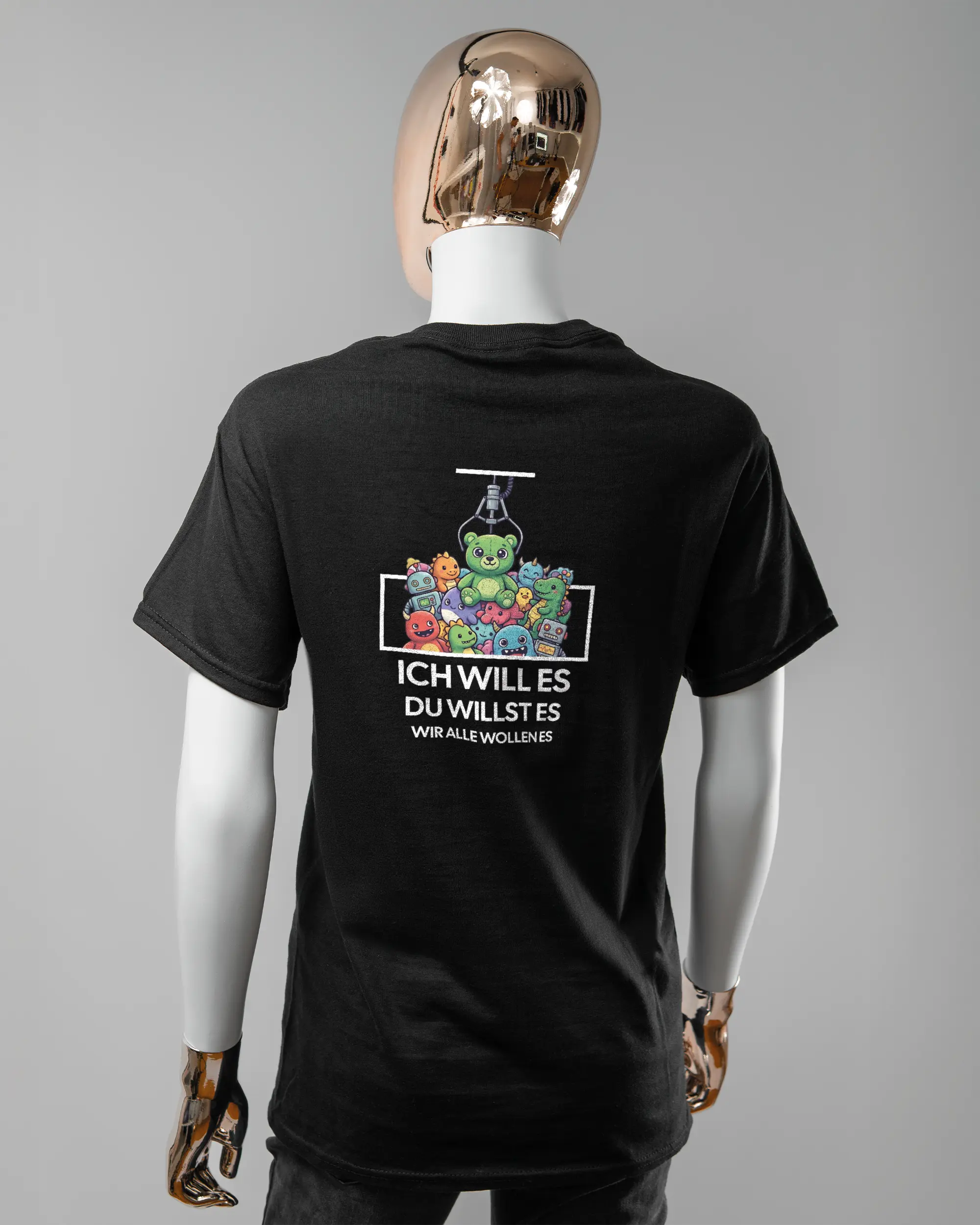 Rückseite des Basic Unisex T-Shirt Regular von Maondo mit dem Design Will Stofftier in der Farbe Black und in der Größe S getragen von einer femininen Puppe