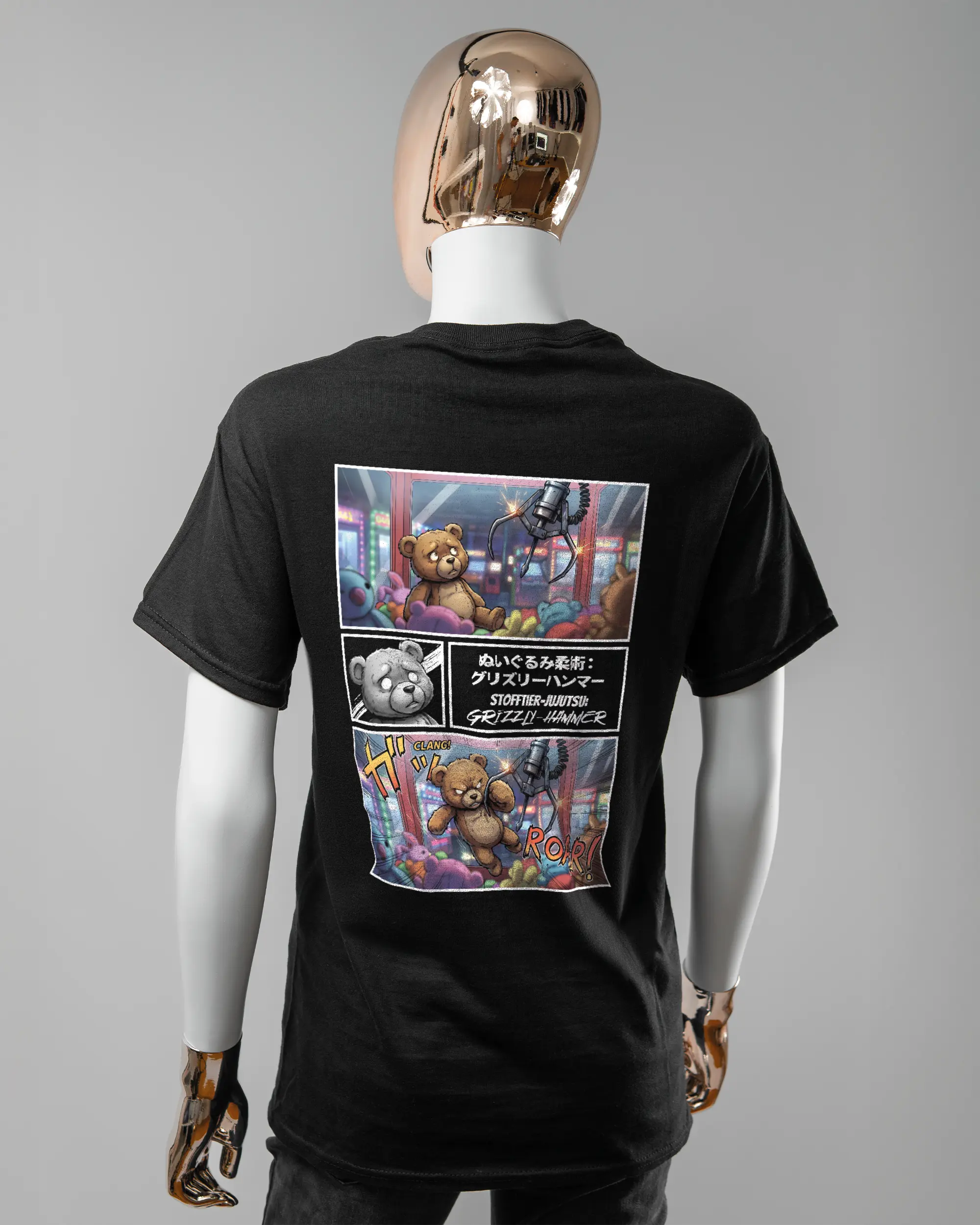 Rückseite des Basic Unisex T-Shirt Regular von Maondo mit dem Design Manga Stoff in der Farbe Black und in der Größe S getragen von einer femininen Puppe